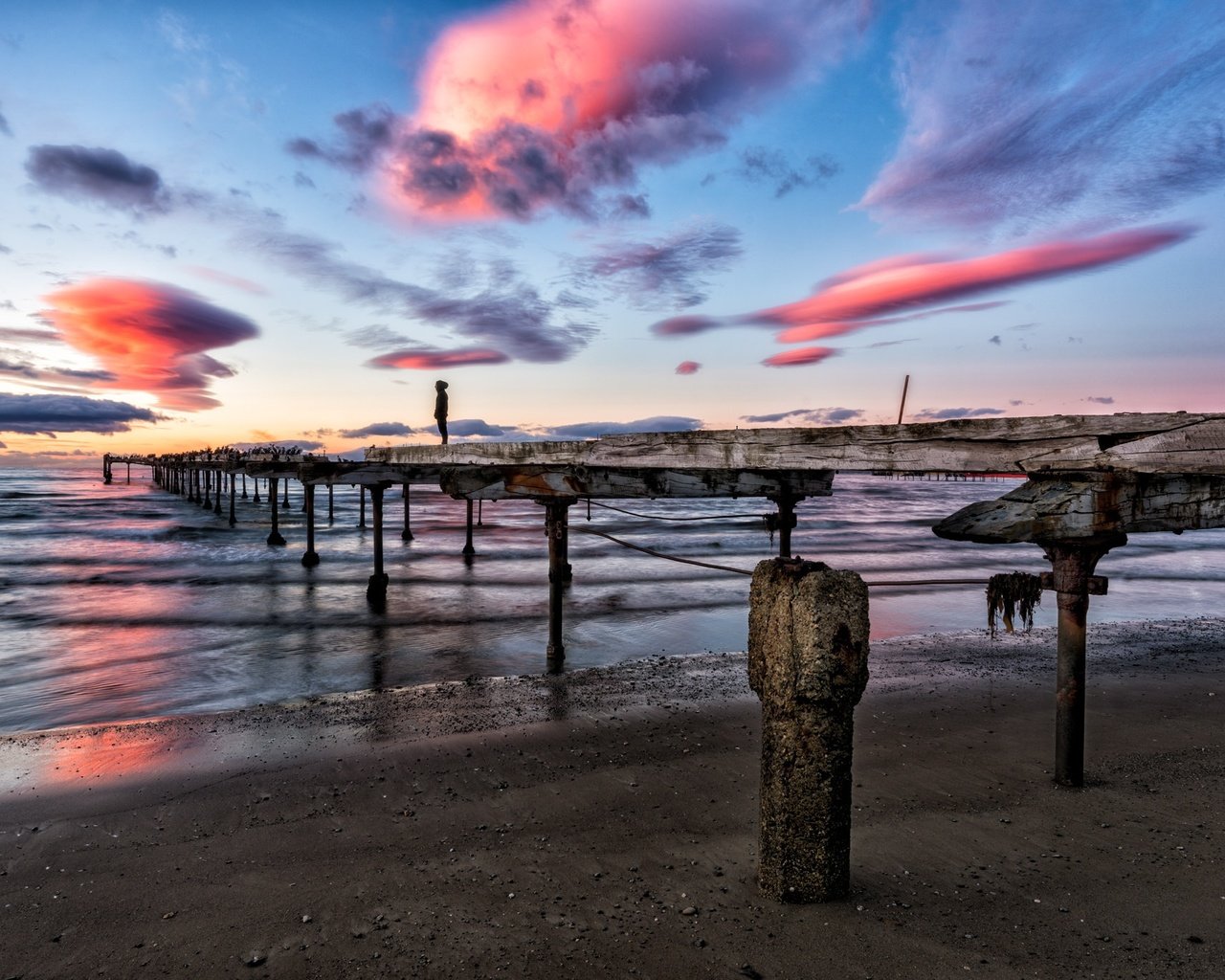 Обои небо, облака, закат, море, мост, корабль, причал, the sky, clouds, sunset, sea, bridge, ship, pier разрешение 2048x1367 Загрузить