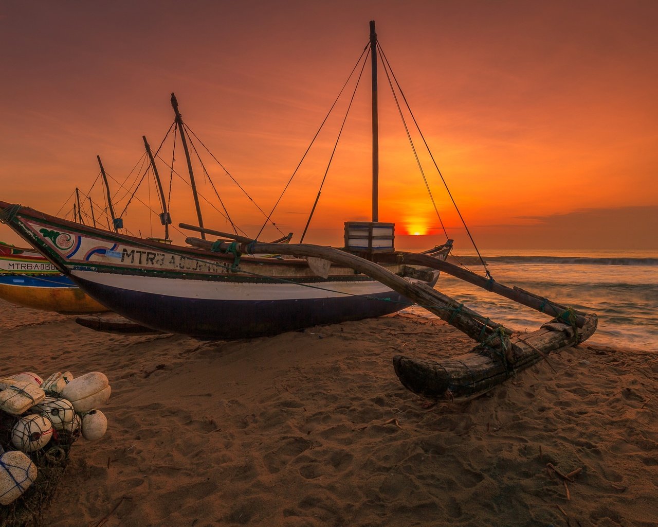 Обои берег, закат, море, песок, лодка, сеть, shore, sunset, sea, sand, boat, network разрешение 2048x1245 Загрузить