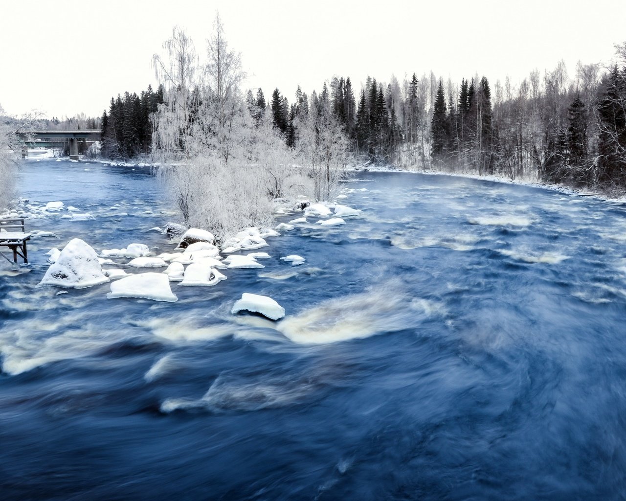 Обои деревья, река, снег, зима, мост, лёд, течение, trees, river, snow, winter, bridge, ice, for разрешение 2560x1600 Загрузить