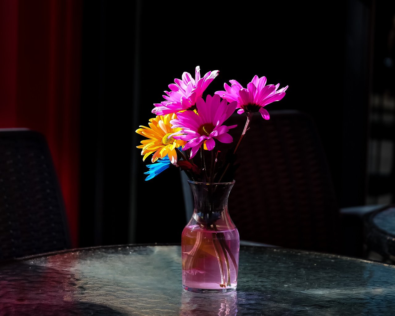 Обои фон, стол, ромашки, ваза, цветные, background, table, chamomile, vase, colored разрешение 2048x1365 Загрузить