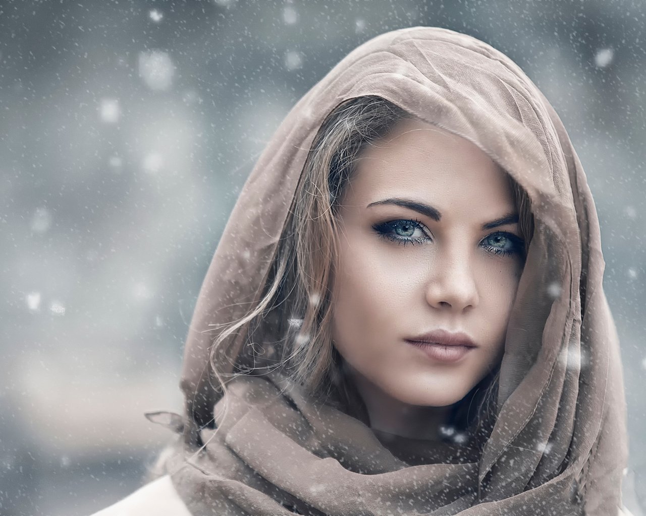 Обои глаза, девушка, портрет, взгляд, волосы, лицо, платок, eyes, girl, portrait, look, hair, face, shawl разрешение 2048x1365 Загрузить