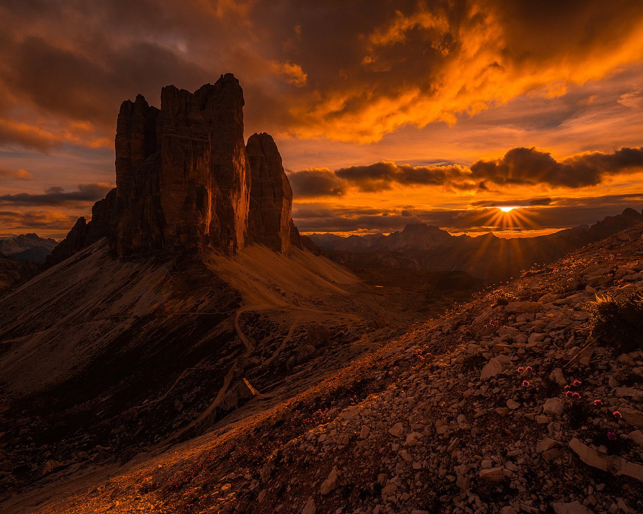 Обои небо, облака, горы, солнце, камни, закат, доломитовые альпы, the sky, clouds, mountains, the sun, stones, sunset, the dolomites разрешение 2048x1367 Загрузить