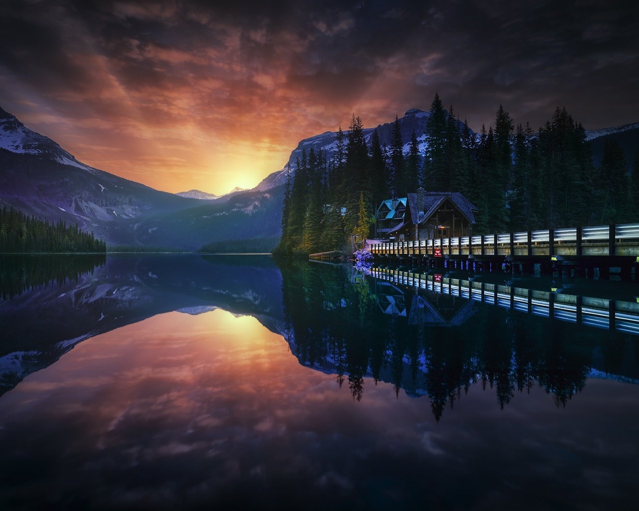 Обои небо, вечер, озеро, горы, мостик, лес, закат, домик, the sky, the evening, lake, mountains, the bridge, forest, sunset, house разрешение 2048x1295 Загрузить