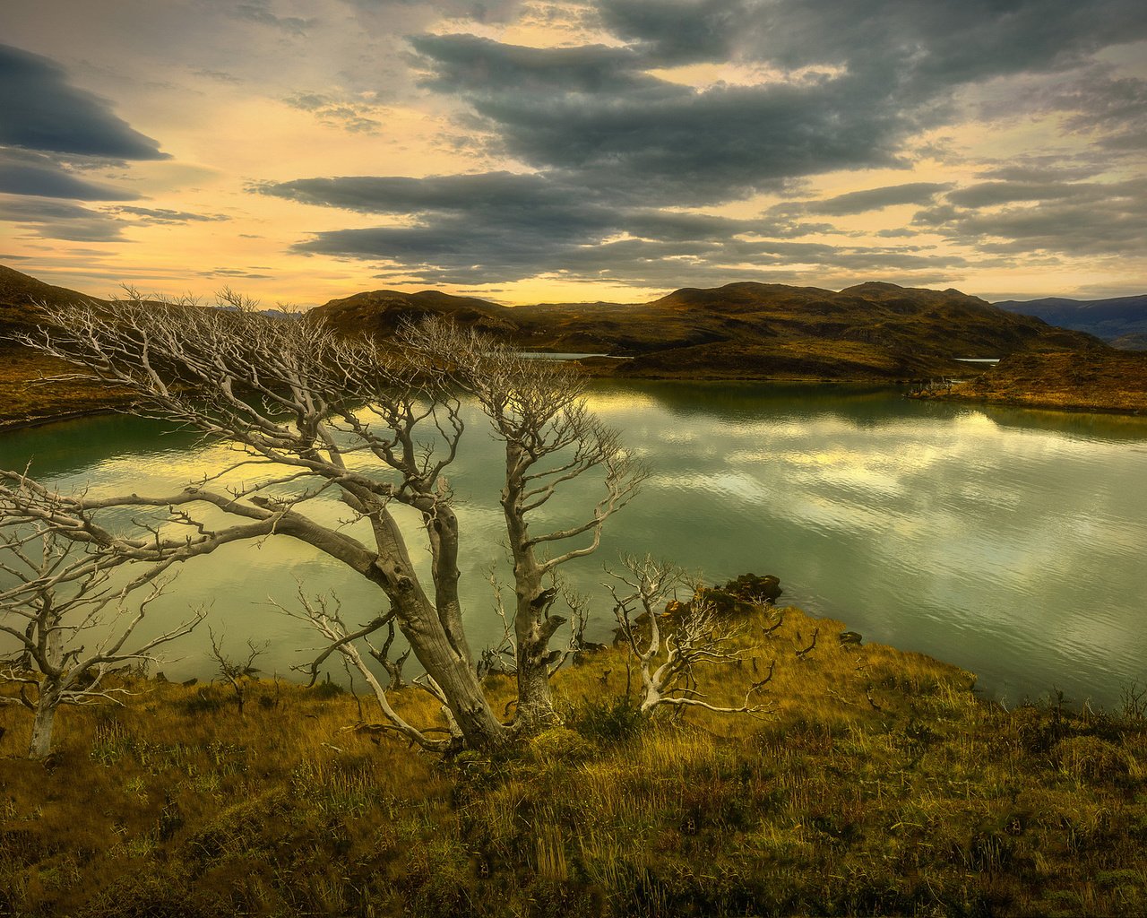 Обои облака, озеро, горы, дерево, осень, пасмурно, clouds, lake, mountains, tree, autumn, overcast разрешение 2048x1152 Загрузить