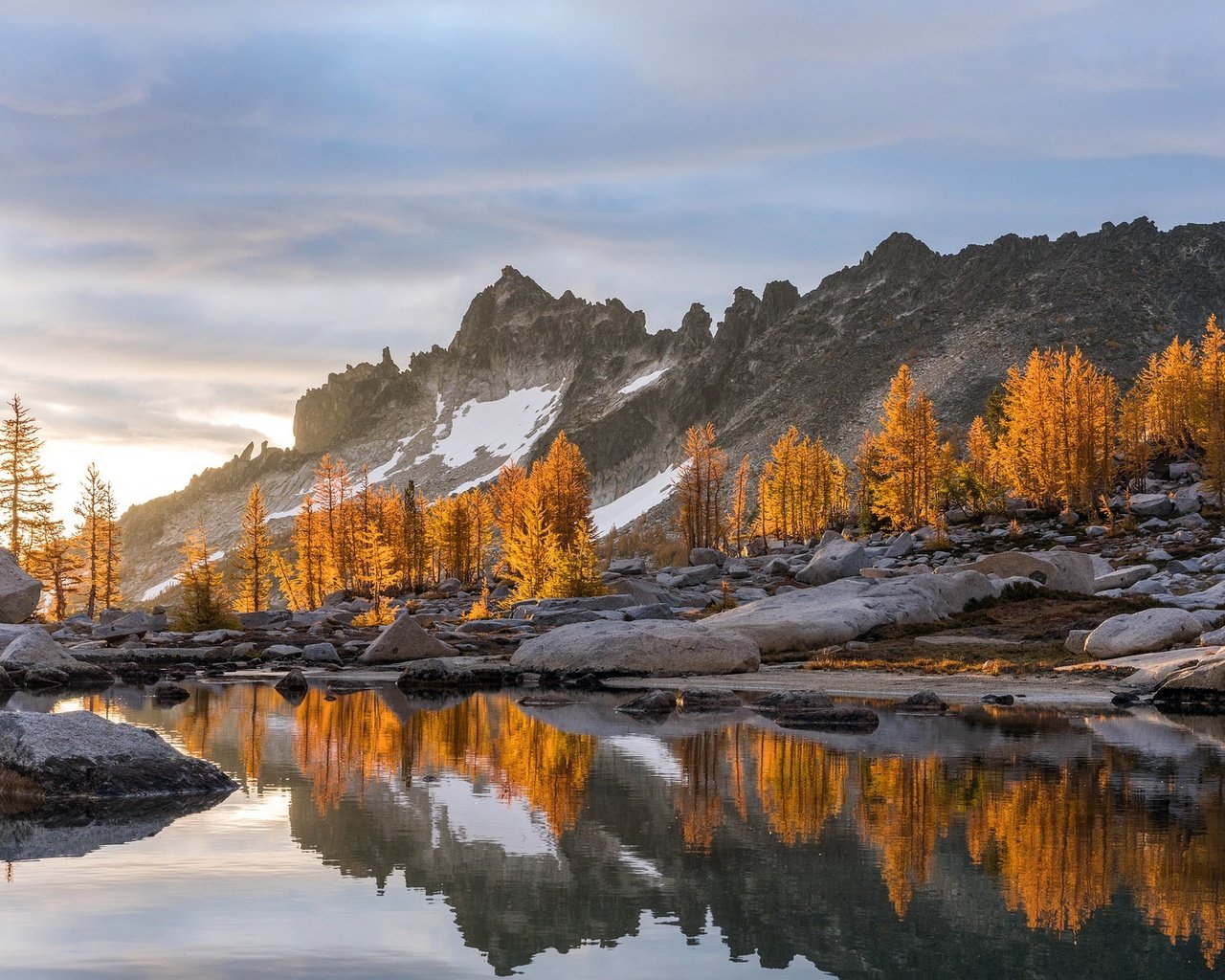 Обои свет, деревья, озеро, горы, камни, отражение, утро, осень, light, trees, lake, mountains, stones, reflection, morning, autumn разрешение 2047x1201 Загрузить