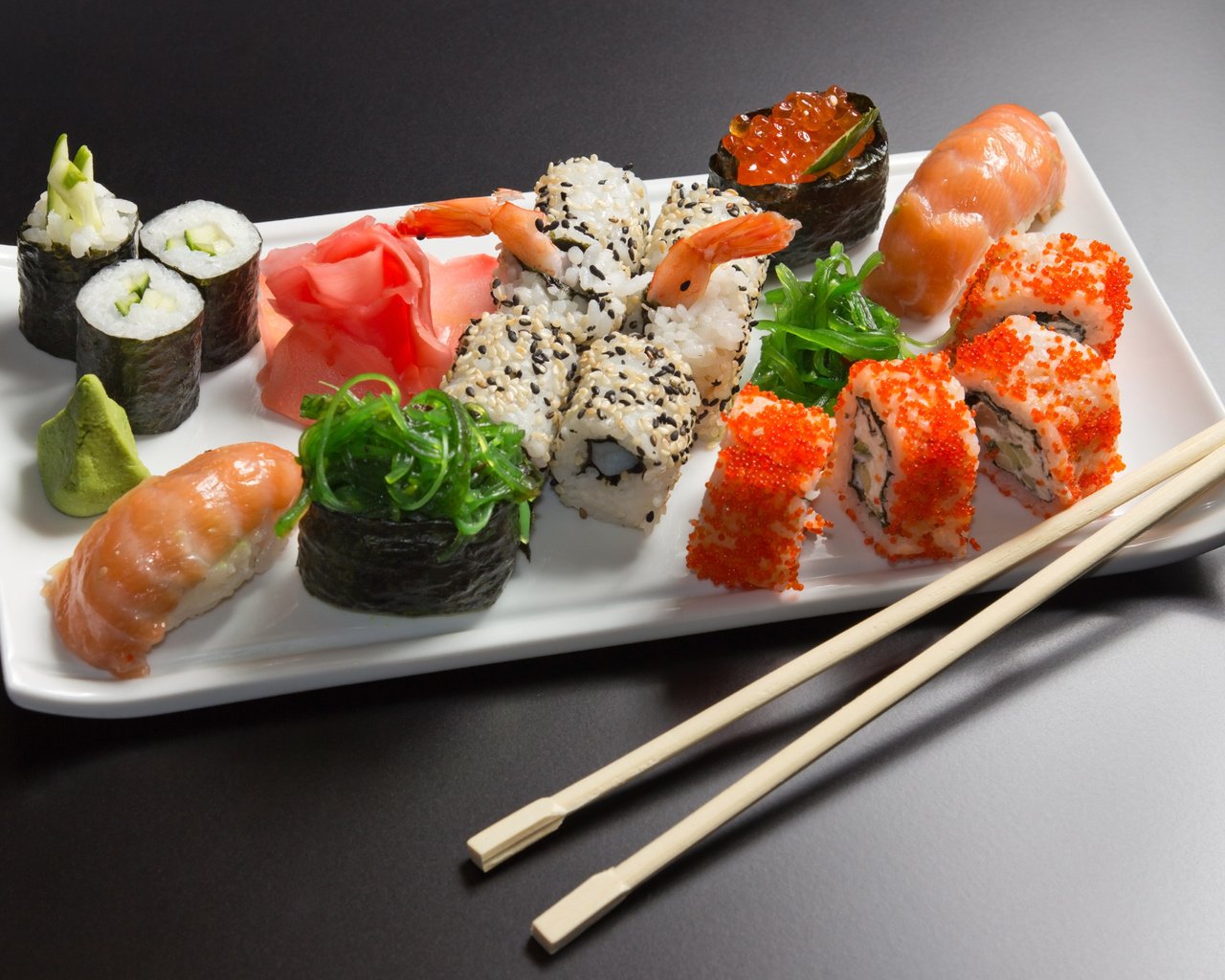 Обои тарелка, икра, палочки, рис, суши, морепродукты, креветки, ролы, plate, caviar, sticks, figure, sushi, seafood, shrimp, rolls разрешение 2560x1600 Загрузить