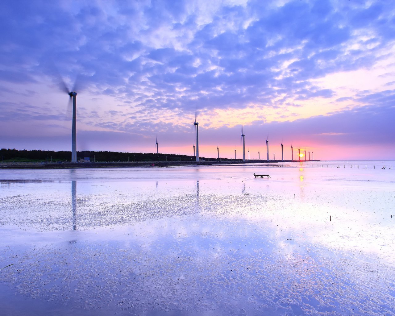 Обои вода, берег, отражение, мель, ветряки, пролив, ветротурбины, water, shore, reflection, stranded, windmills, strait, wind turbine разрешение 2048x1365 Загрузить