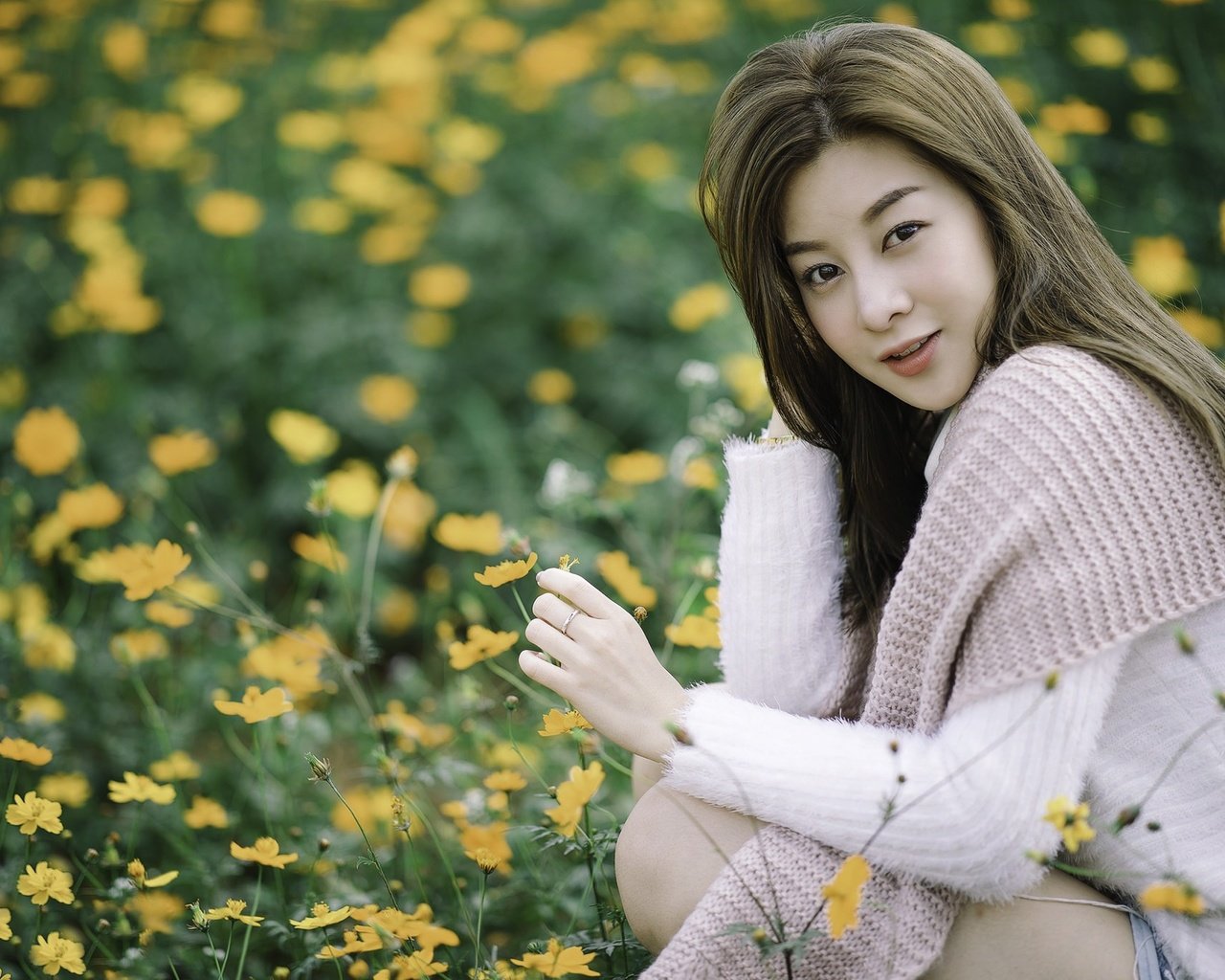 Обои цветы, девушка, взгляд, луг, волосы, азиатка, flowers, girl, look, meadow, hair, asian разрешение 2048x1366 Загрузить