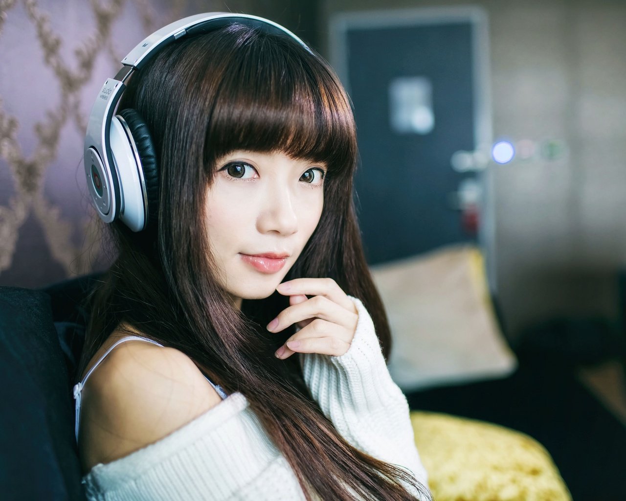 Обои девушка, музыка, взгляд, наушники, волосы, лицо, girl, music, look, headphones, hair, face разрешение 2048x1365 Загрузить