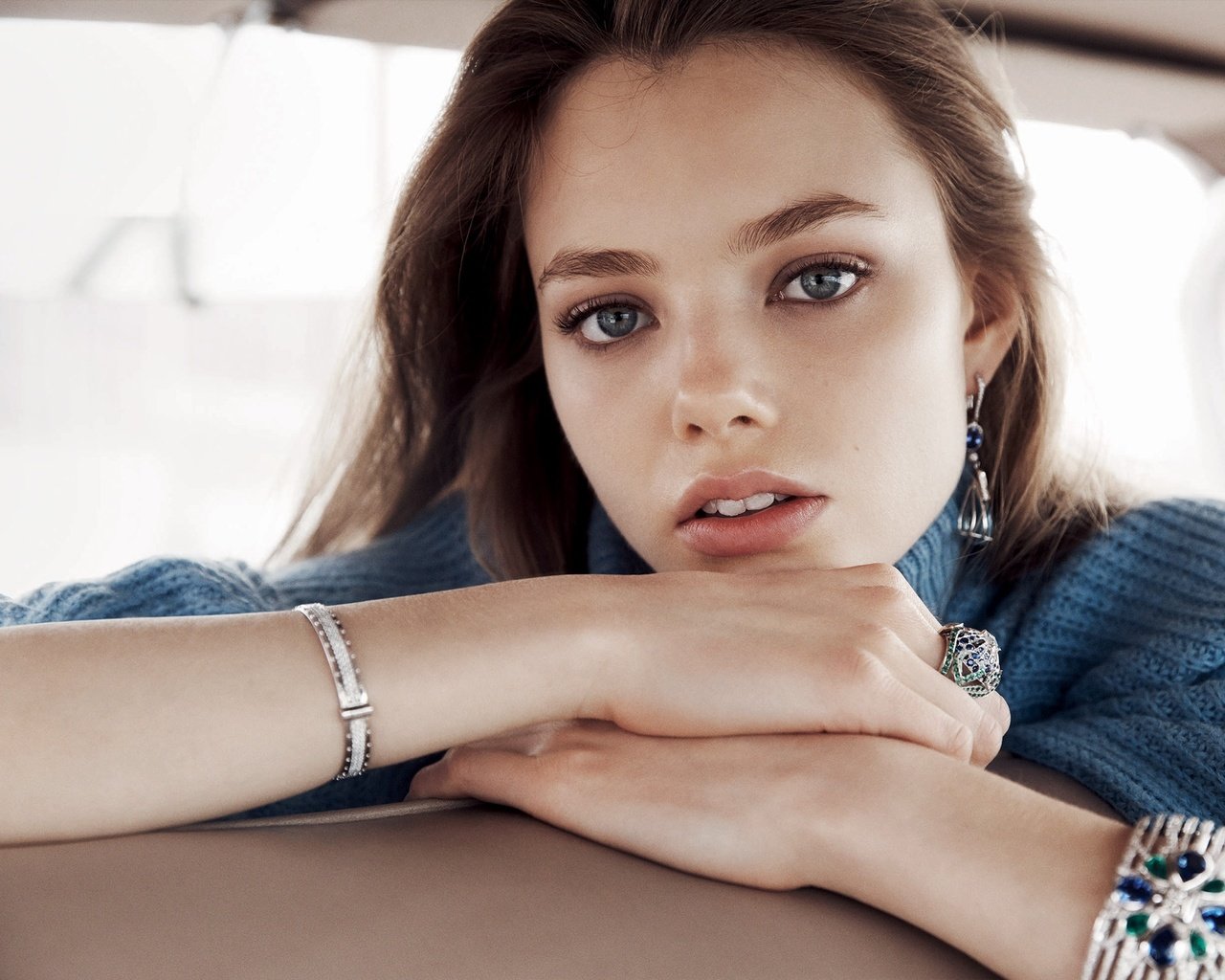 Обои девушка, взгляд, модель, губы, лицо, руки, в машине, kristine froseth, кристин фросет, christine proset, girl, look, model, lips, face, hands, in the car разрешение 2130x1556 Загрузить