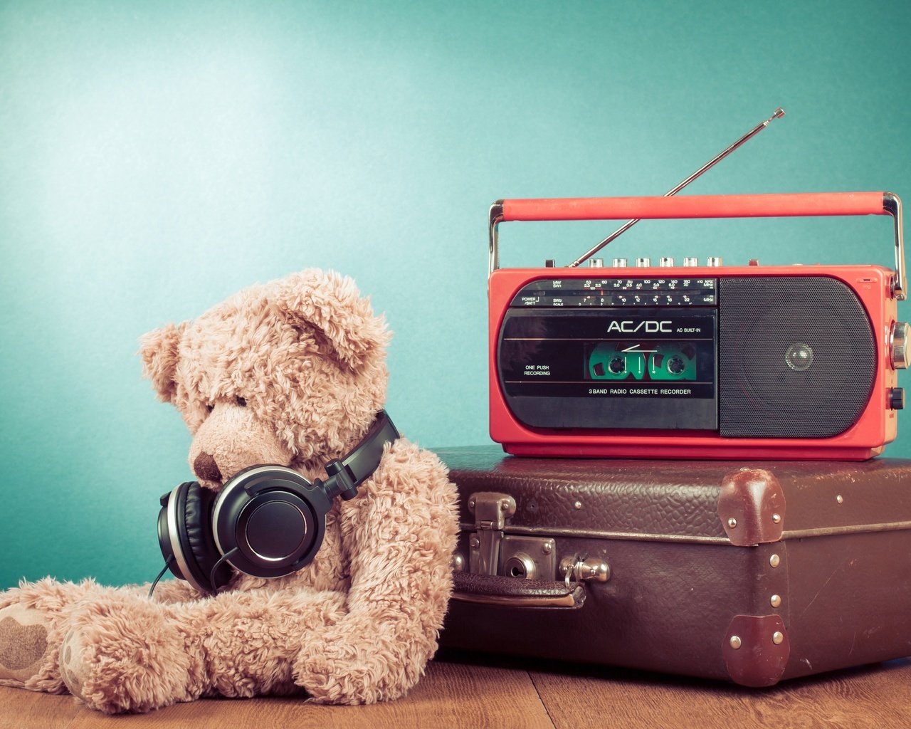 Обои мишка, наушники, игрушка, чемодан, радио, плюшевый мишка, радиоприёмник, bear, headphones, toy, suitcase, radio, teddy bear разрешение 7500x5000 Загрузить