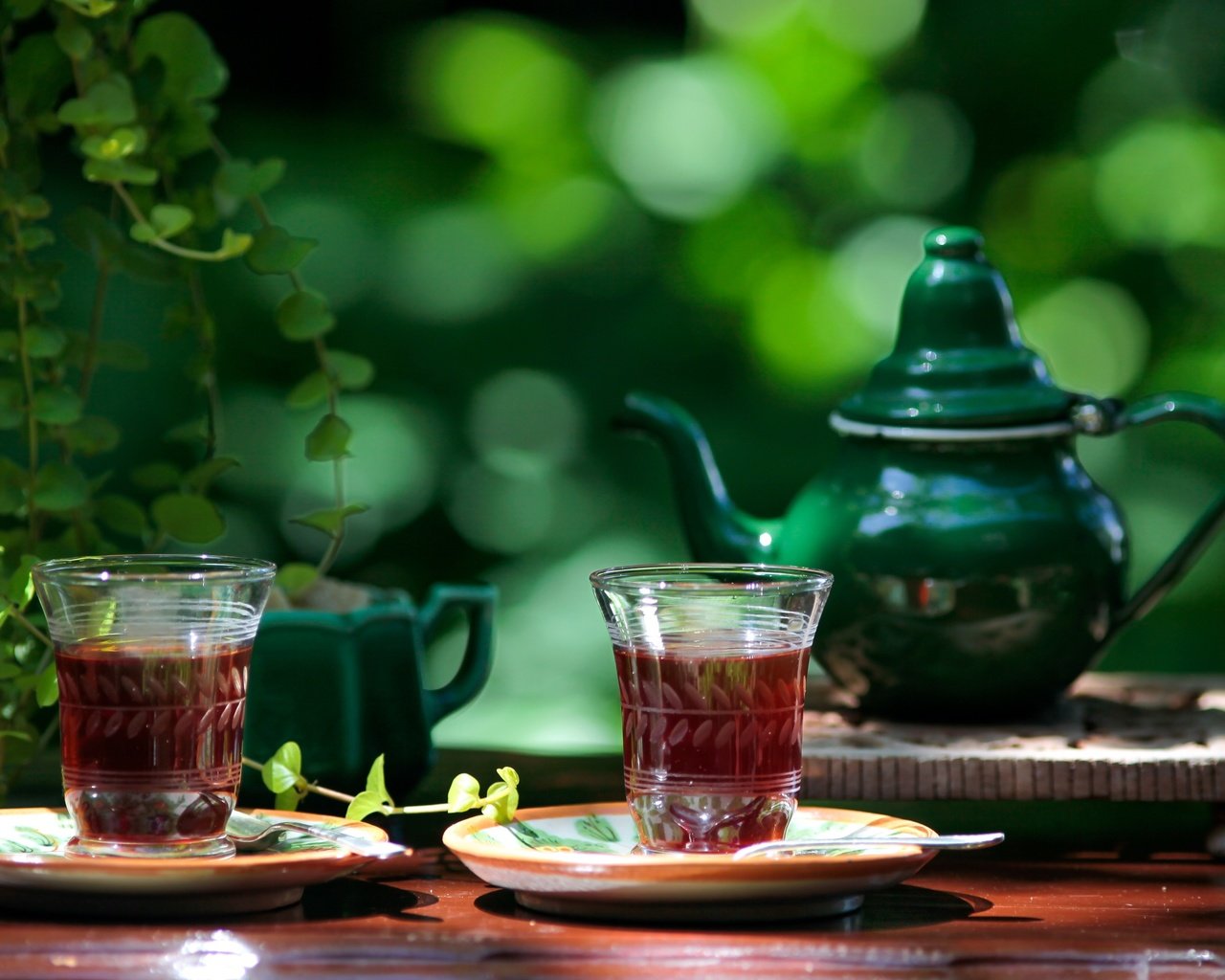 Обои зелень, напиток, стол, чай, стаканы, чайник, greens, drink, table, tea, glasses, kettle разрешение 3000x1939 Загрузить