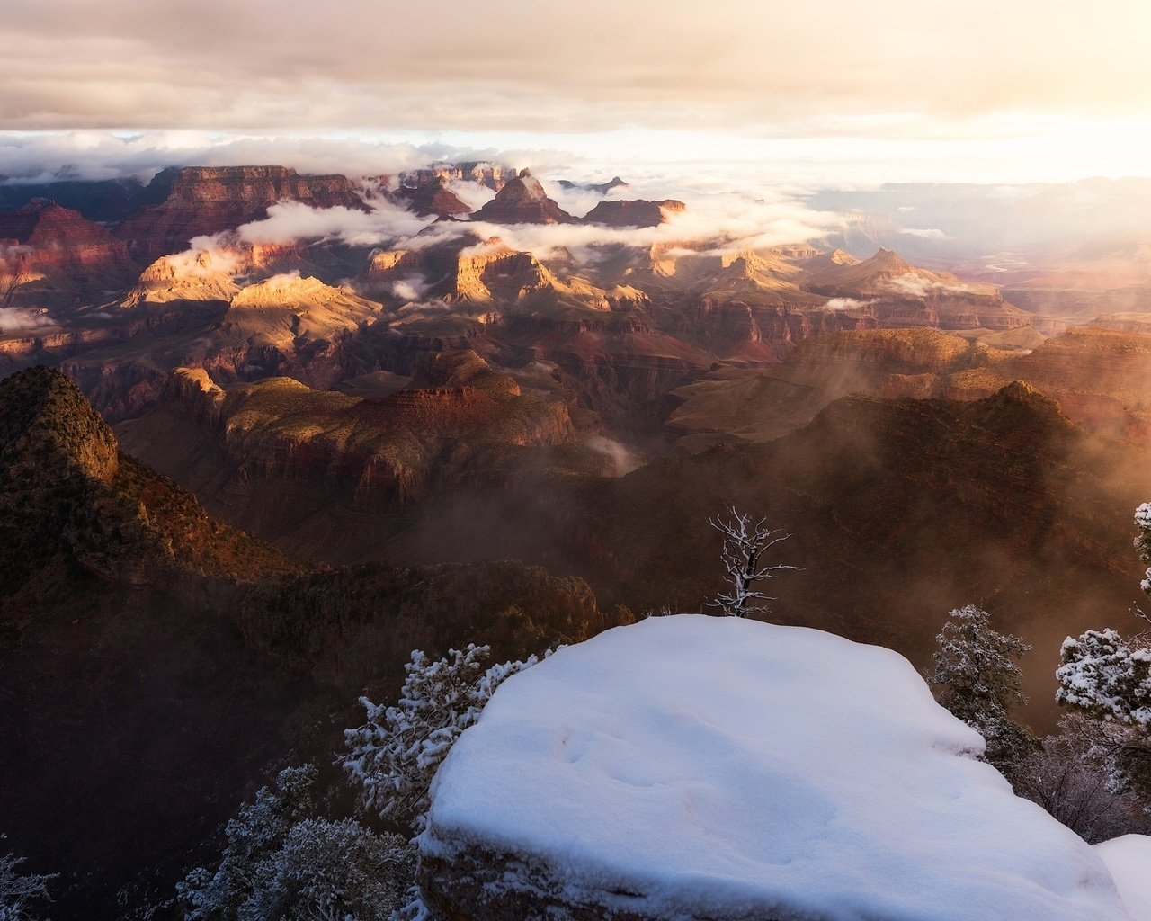 Обои небо, свет, облака, снег, зима, туман, каньон, the sky, light, clouds, snow, winter, fog, canyon разрешение 2048x1367 Загрузить