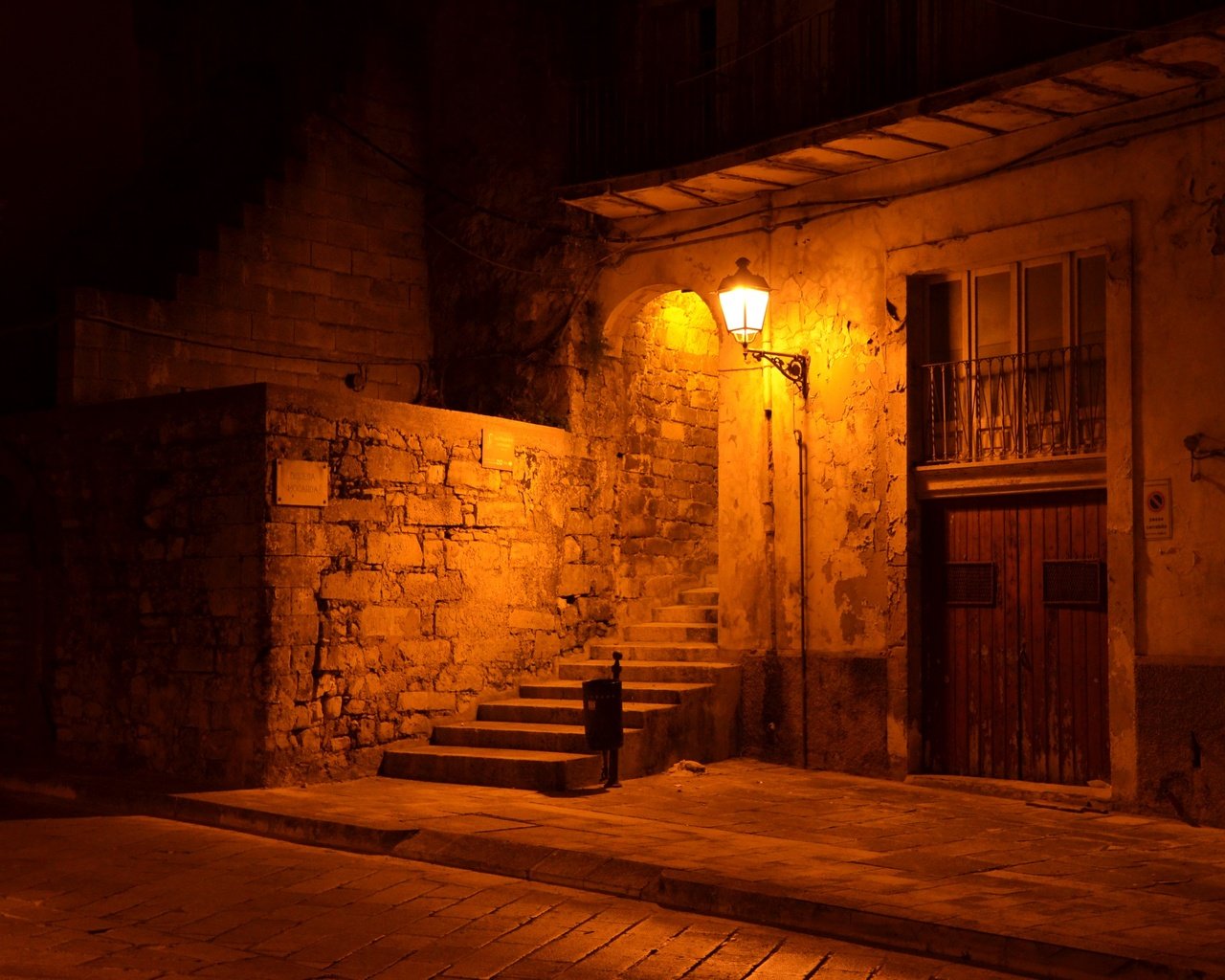 Обои ночь, фонари, лестница, дом, италия, ragusa sicily, night, lights, ladder, house, italy разрешение 2560x1695 Загрузить