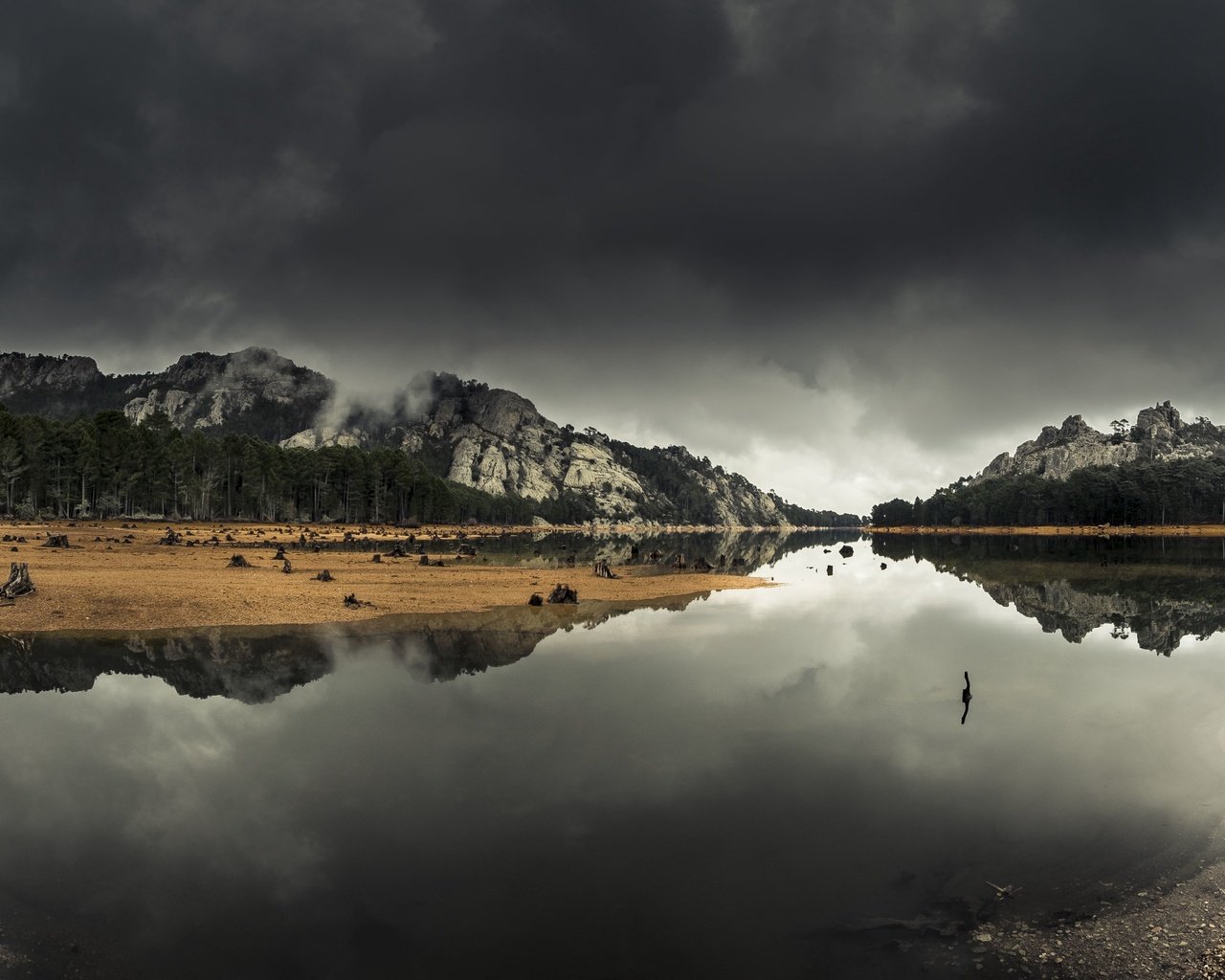 Обои облака, деревья, озеро, горы, берег, отражение, холм, clouds, trees, lake, mountains, shore, reflection, hill разрешение 2560x1594 Загрузить