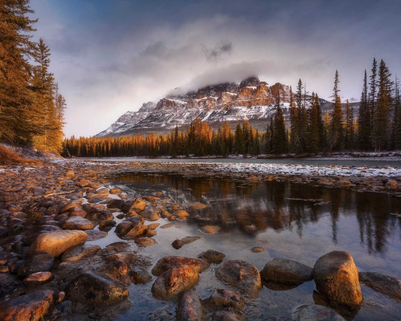 Обои облака, река, горы, камни, лес, пейзаж, clouds, river, mountains, stones, forest, landscape разрешение 2048x1365 Загрузить