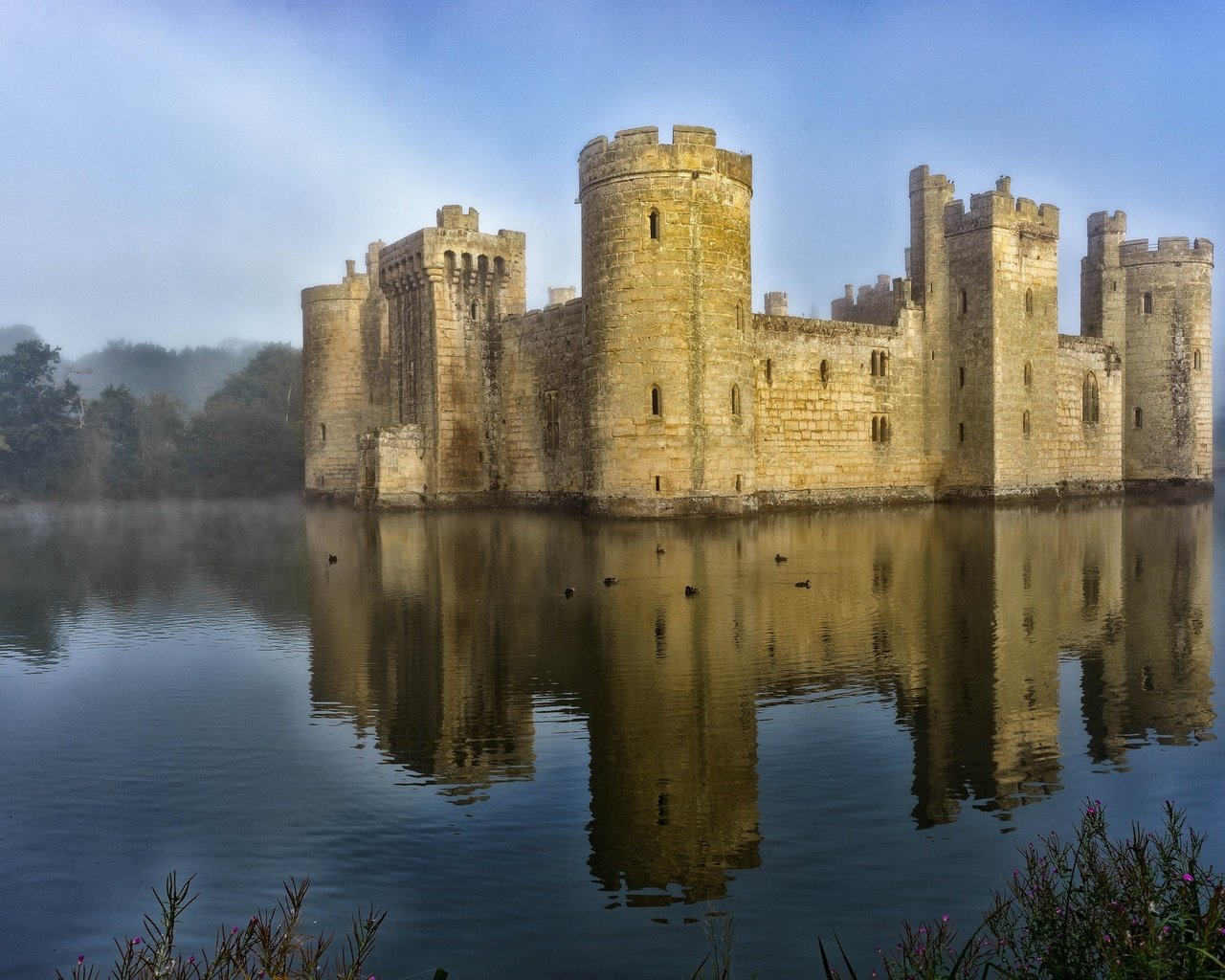 Обои отражение, туман, замок, англия, башни, замок бодиам, старинный, reflection, fog, castle, england, tower, bodiam castle, vintage разрешение 2048x1365 Загрузить