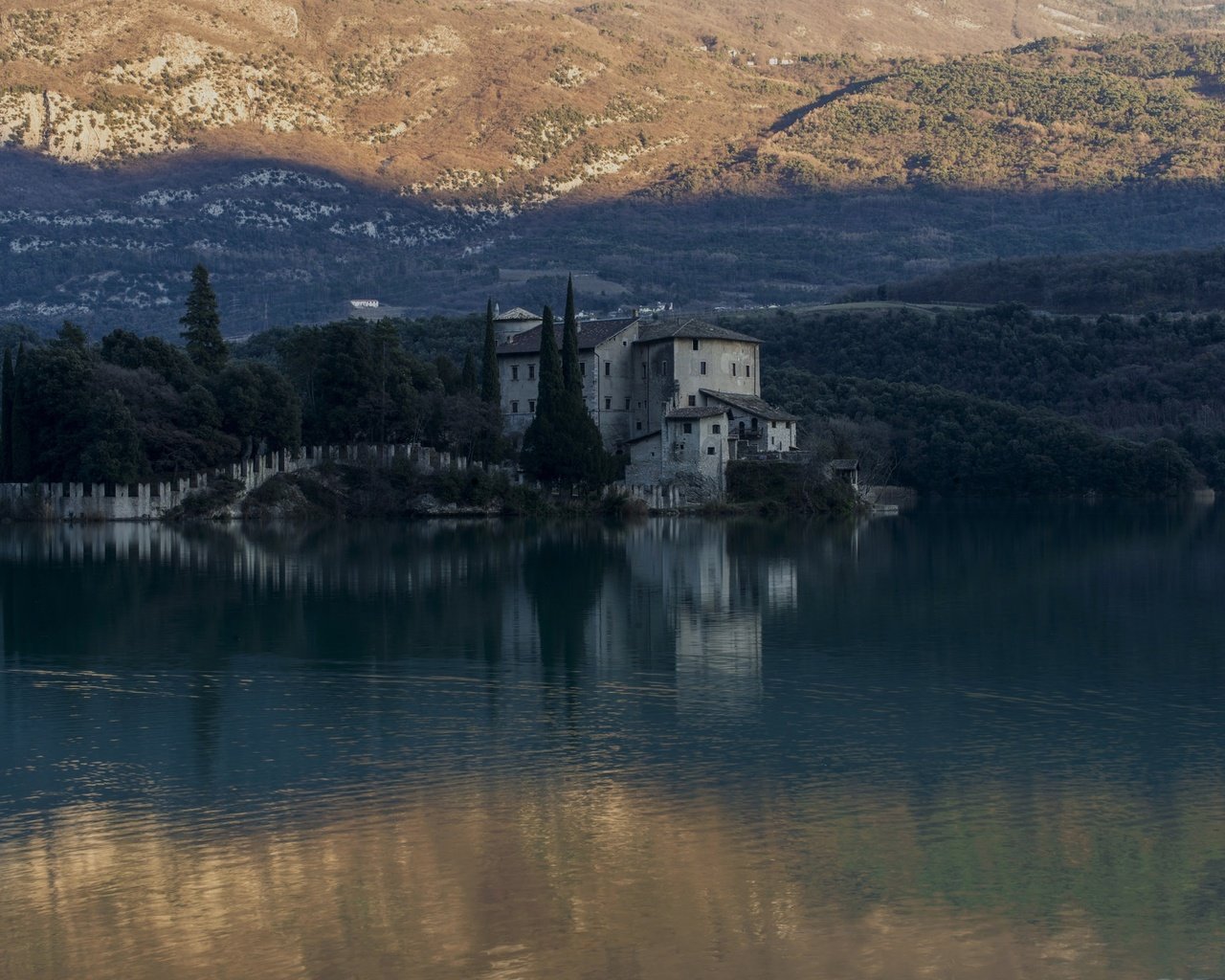 Обои озеро, замок, италия, тоблино, lake, castle, italy, toblino разрешение 2048x1367 Загрузить