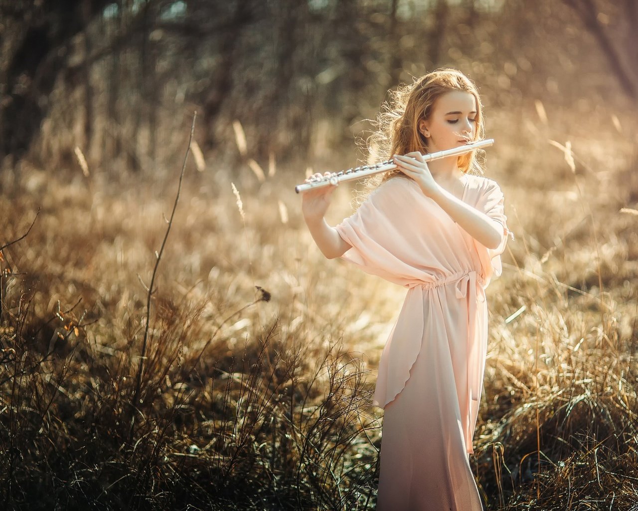 Слушать красивую музыку флейты. Девушка с флейтой. Девушка со свирелью. Девушка играет на флейте. Девочка играет на флейте.