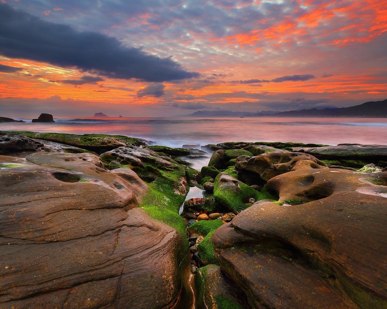 Обои небо, облака, скалы, закат, море, побережье, the sky, clouds, rocks, sunset, sea, coast разрешение 2048x1365 Загрузить