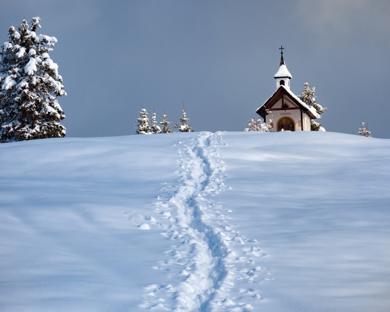 Обои снег, зима, церковь, следы, ели, часовня, snow, winter, church, traces, ate, chapel разрешение 2048x1365 Загрузить