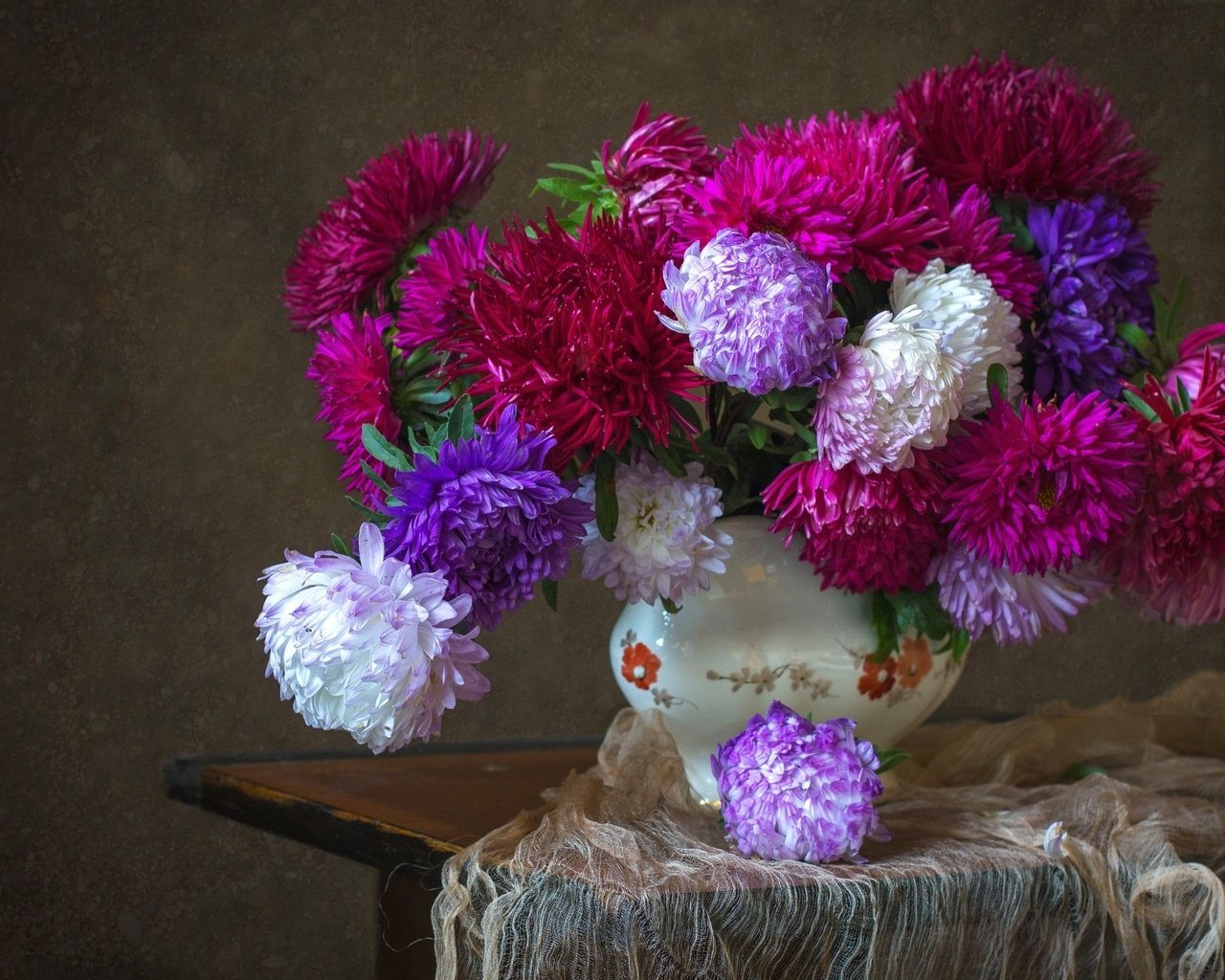 Обои цветы, ткань, ваза, столик, натюрморт, астры, flowers, fabric, vase, table, still life, asters разрешение 2400x1569 Загрузить