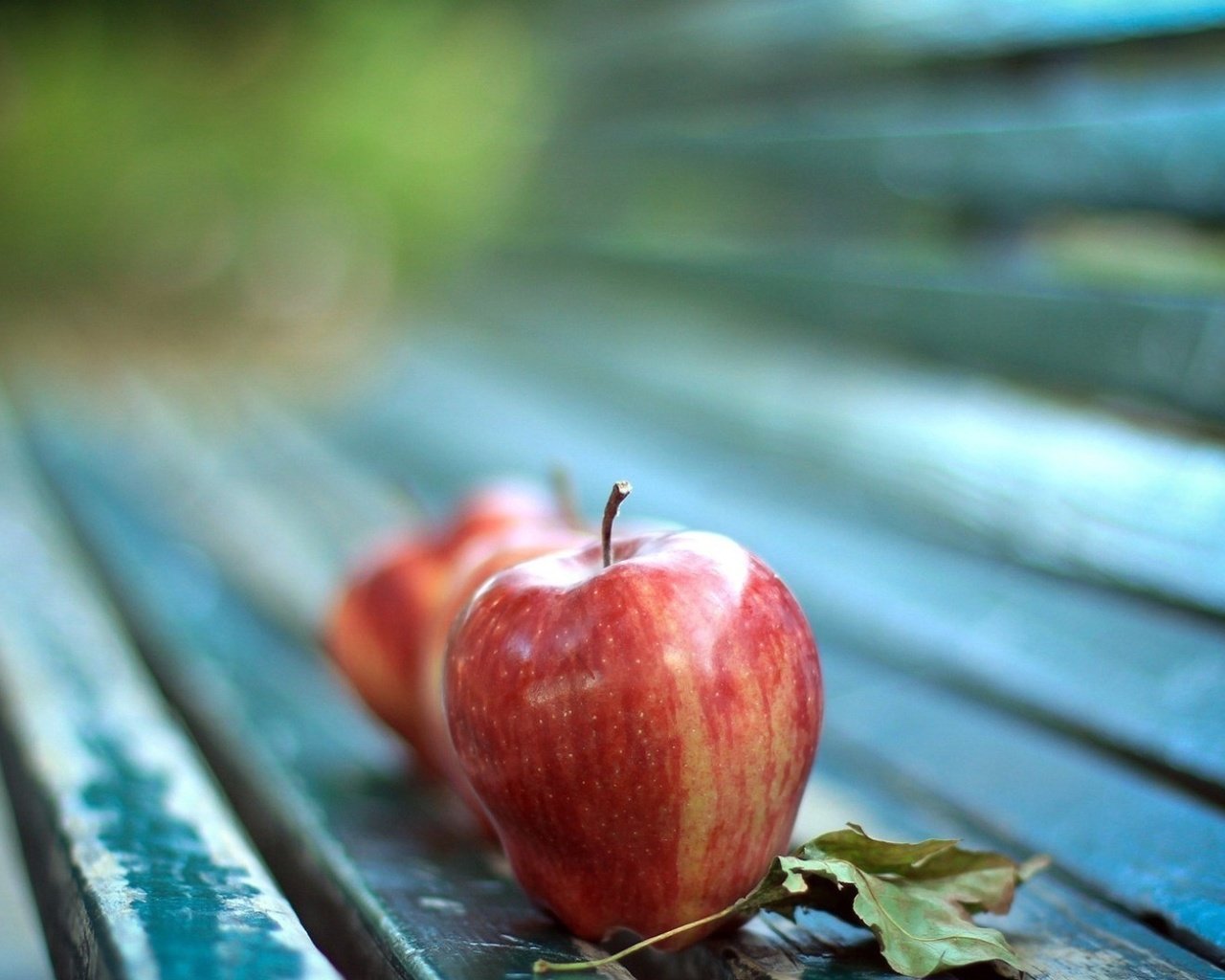 Обои макро, фрукты, яблоки, осень, лист, скамейка, яблоко, macro, fruit, apples, autumn, sheet, bench, apple разрешение 1920x1080 Загрузить