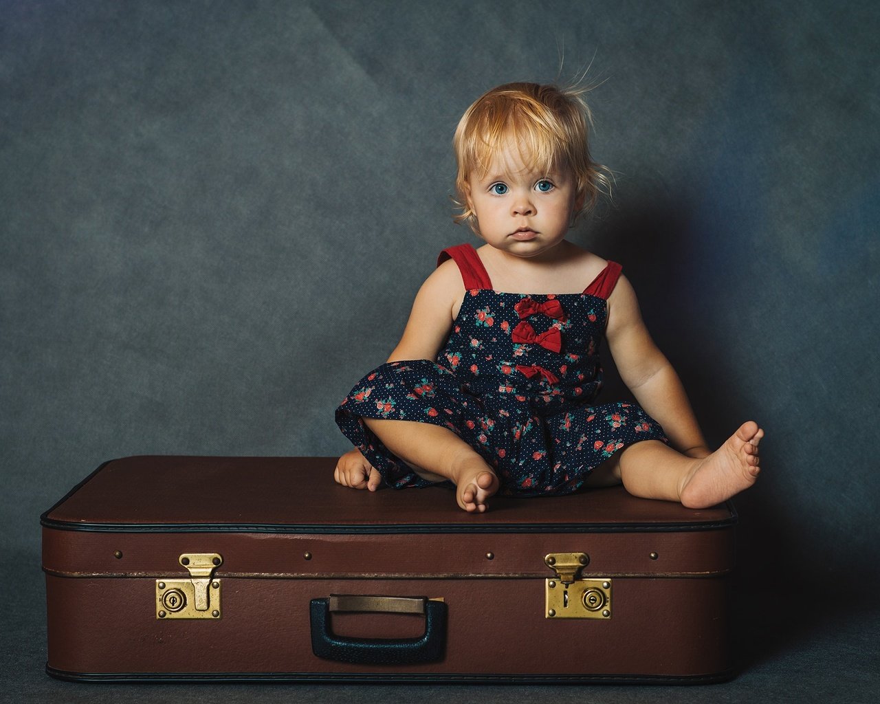 Ребенок на чемодане