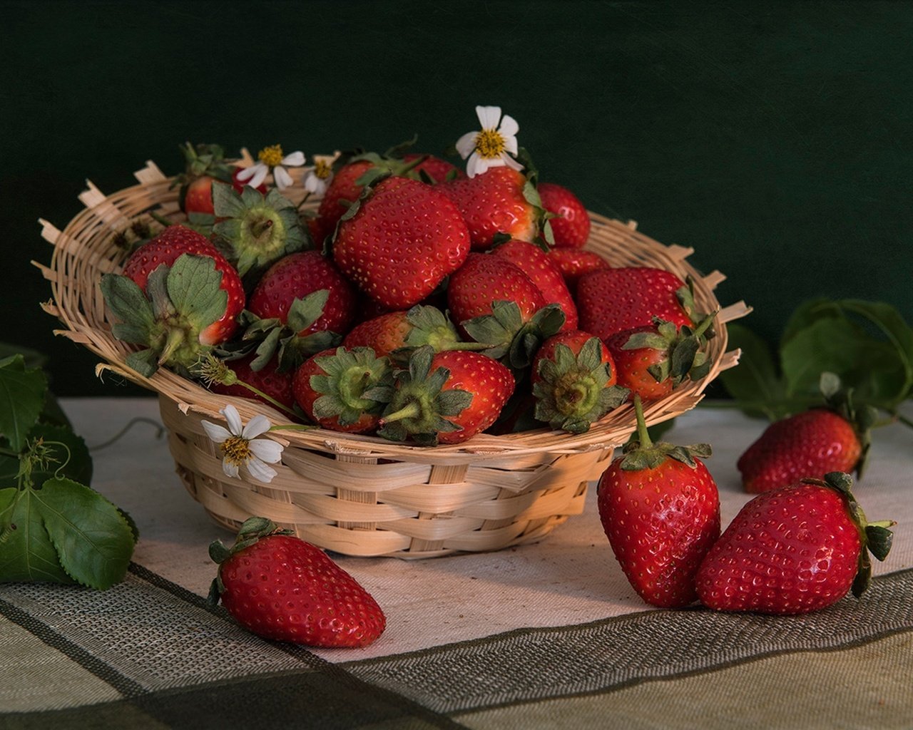 Обои листья, клубника, ягоды, салфетка, корзинка, leaves, strawberry, berries, napkin, basket разрешение 2048x1366 Загрузить