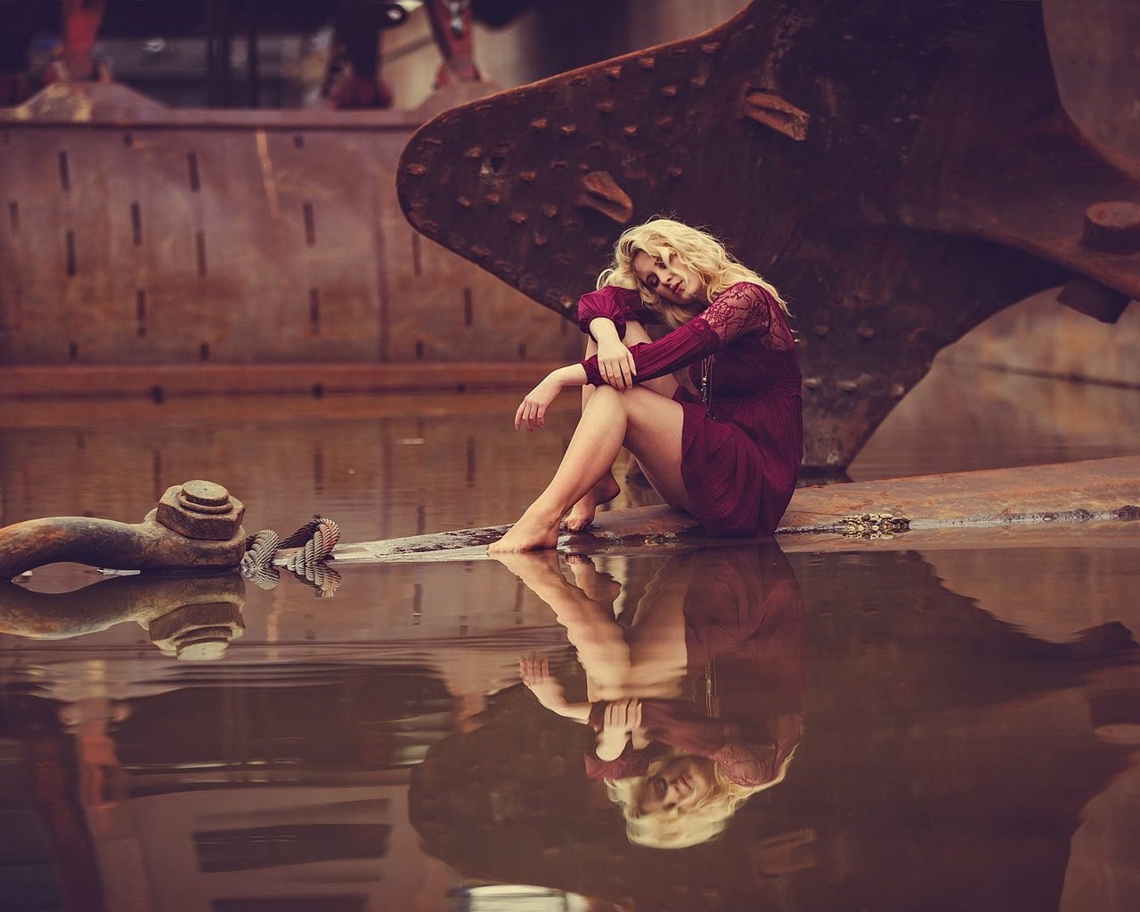 Обои девушка, отражение, платье, блондинка, ножки, якорь, в воде, girl, reflection, dress, blonde, legs, anchor, in the water разрешение 2000x1125 Загрузить