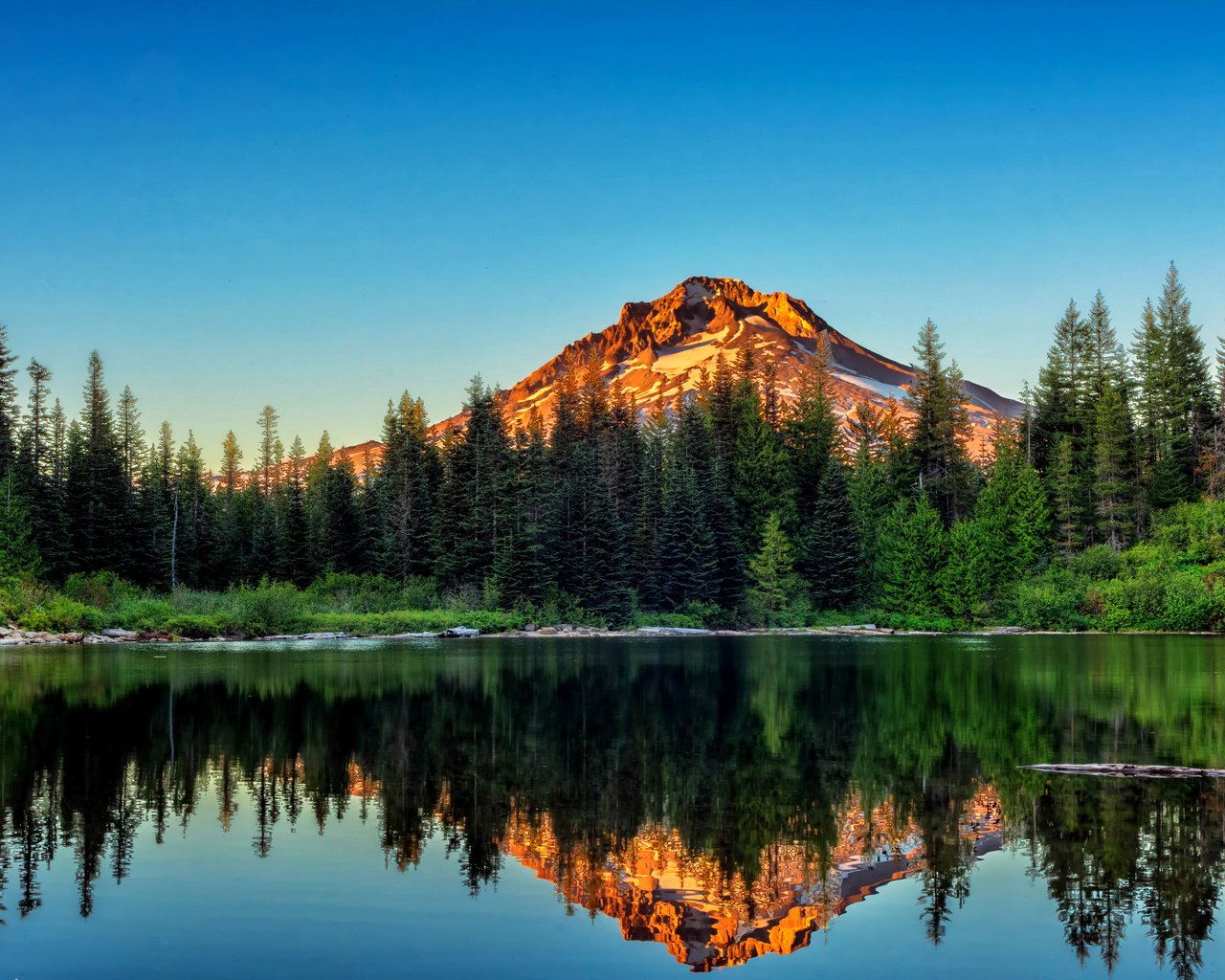 Обои небо, деревья, вода, озеро, берег, лес, отражение, гора, the sky, trees, water, lake, shore, forest, reflection, mountain разрешение 3000x2000 Загрузить