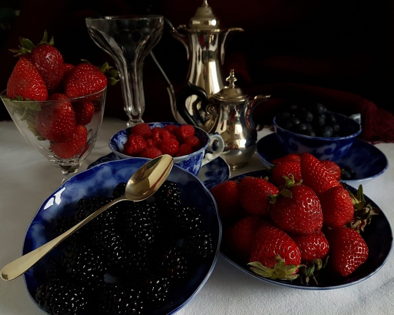 Обои малина, ягода, клубника, ягоды, черника, ежевика, raspberry, berry, strawberry, berries, blueberries, blackberry разрешение 2048x1591 Загрузить