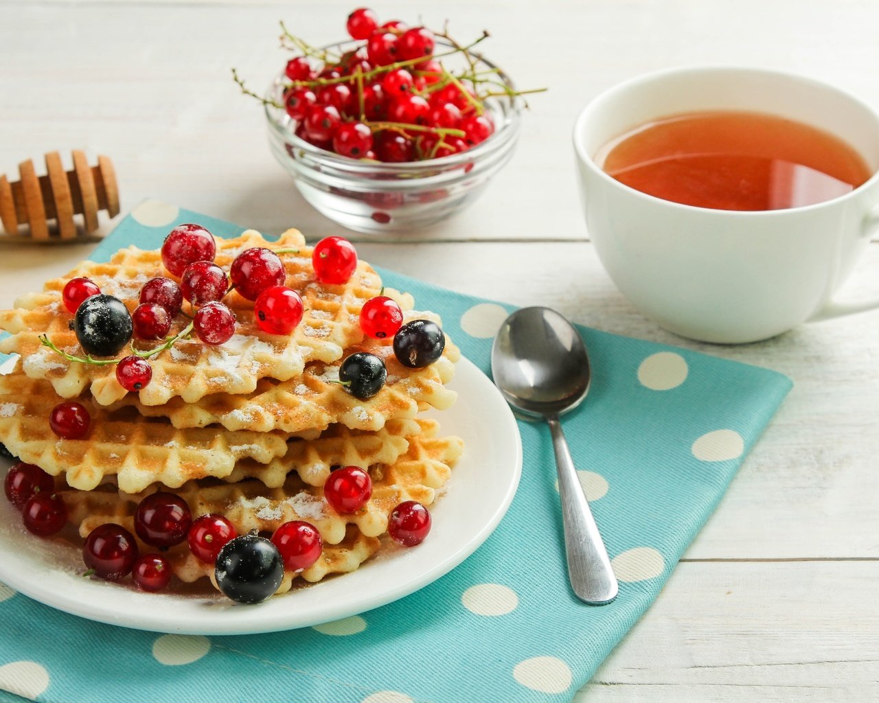 Обои ягоды, чай, мед, выпечка, ложка, смородина, вафли, berries, tea, honey, cakes, spoon, currants, waffles разрешение 5184x3456 Загрузить
