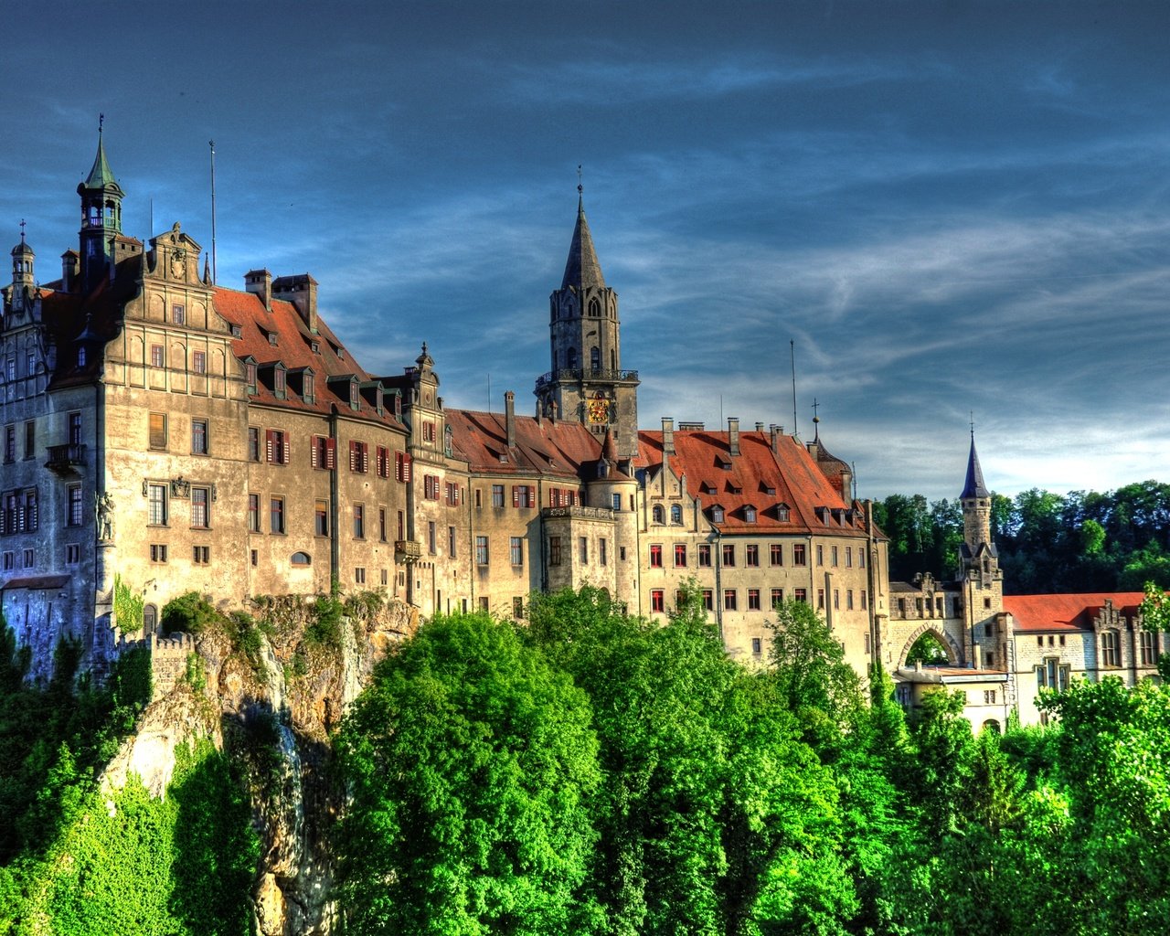 Обои небо, замок, город, германия, sigmaringen, замок зигмаринген, schloss sigmaringen, the sky, castle, the city, germany, sigmaringen castle разрешение 3872x2592 Загрузить