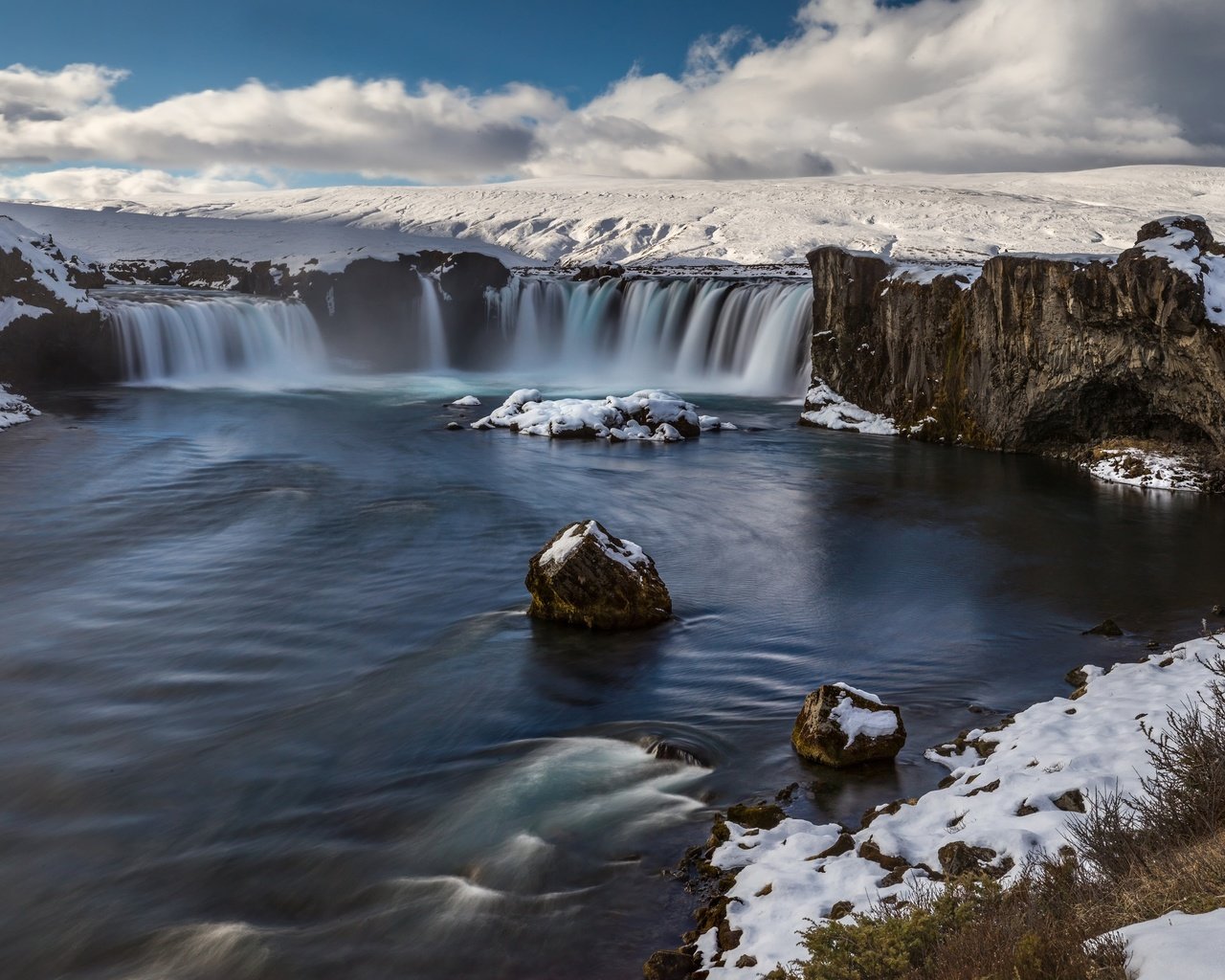 Обои облака, река, скалы, снег, камни, водопад, clouds, river, rocks, snow, stones, waterfall разрешение 2500x1555 Загрузить