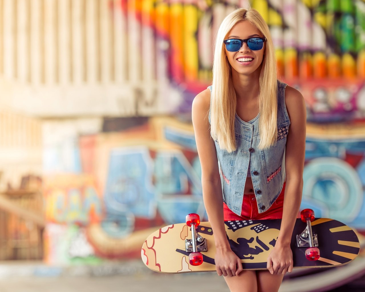 Обои девушка, поза, блондинка, улыбка, взгляд, очки, скейтборд, girl, pose, blonde, smile, look, glasses, skateboard разрешение 5000x3338 Загрузить