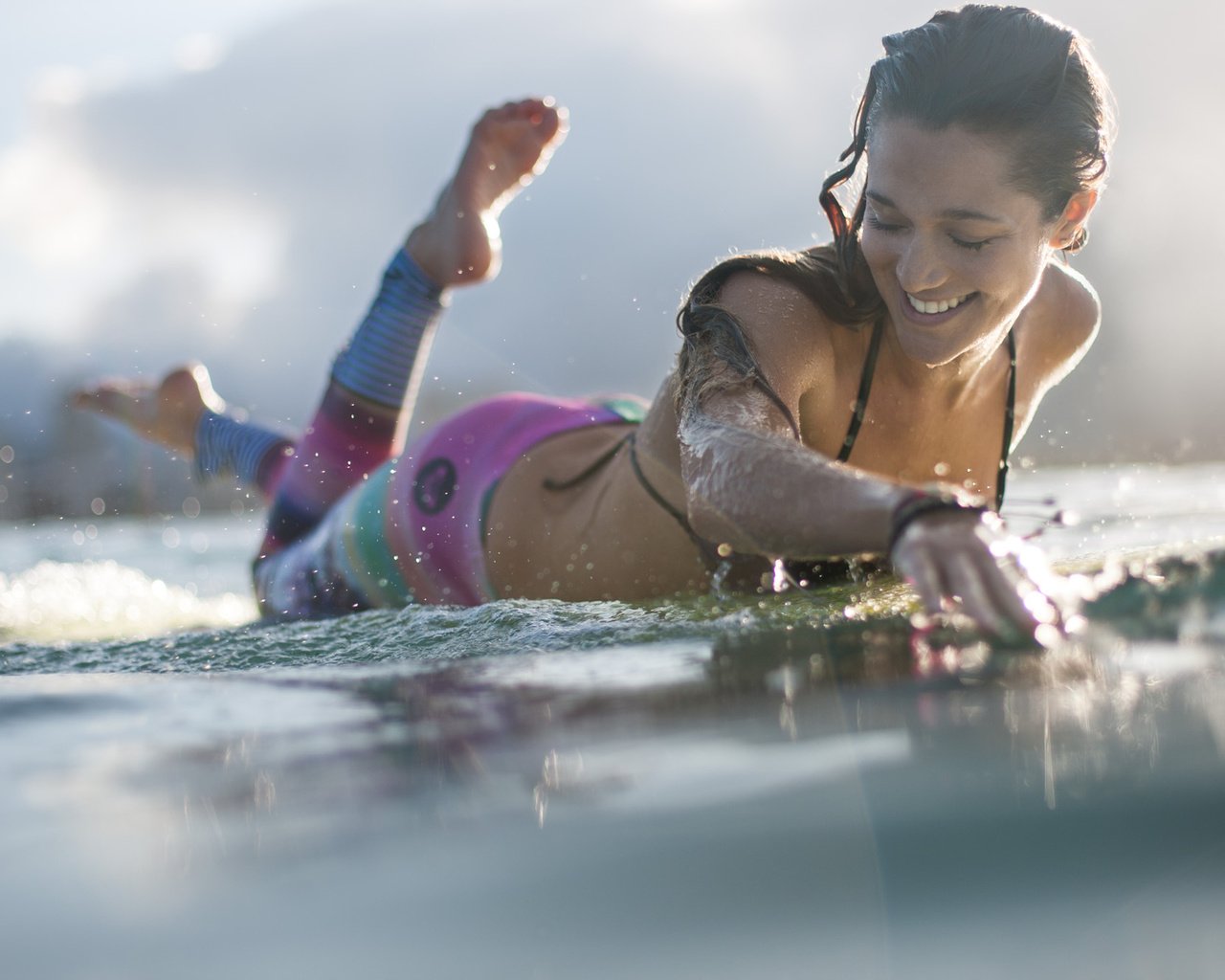 Обои вода, девушка, настроение, улыбка, взгляд, волосы, water, girl, mood, smile, look, hair разрешение 2000x1333 Загрузить