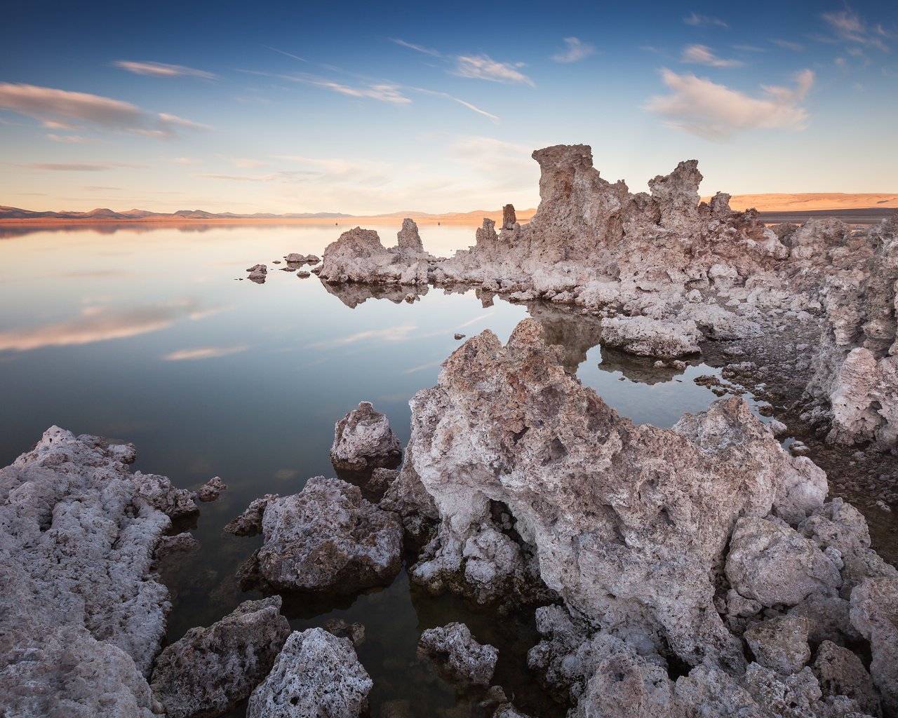 Обои озеро, скалы, пейзаж, озеро моно, lake, rocks, landscape, mono lake разрешение 3840x2400 Загрузить