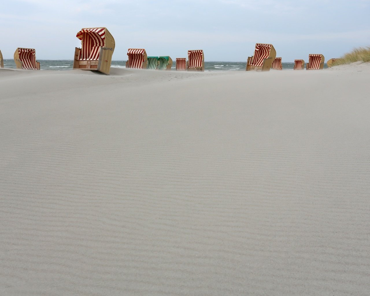 Обои море, песок, пляж, шезлонг, matthias besant, sea, sand, beach, chaise разрешение 2048x1310 Загрузить