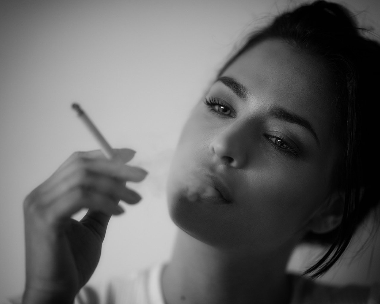 Обои девушка, портрет, брюнетка, дым, чёрно-белое, сигарета, girl, portrait, brunette, smoke, black and white, cigarette разрешение 1920x1200 Загрузить