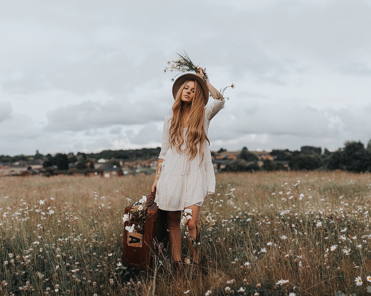 Обои блондинка, поле, полевые цветы, шляпа, чемодан, blonde, field, wildflowers, hat, suitcase разрешение 2046x1274 Загрузить