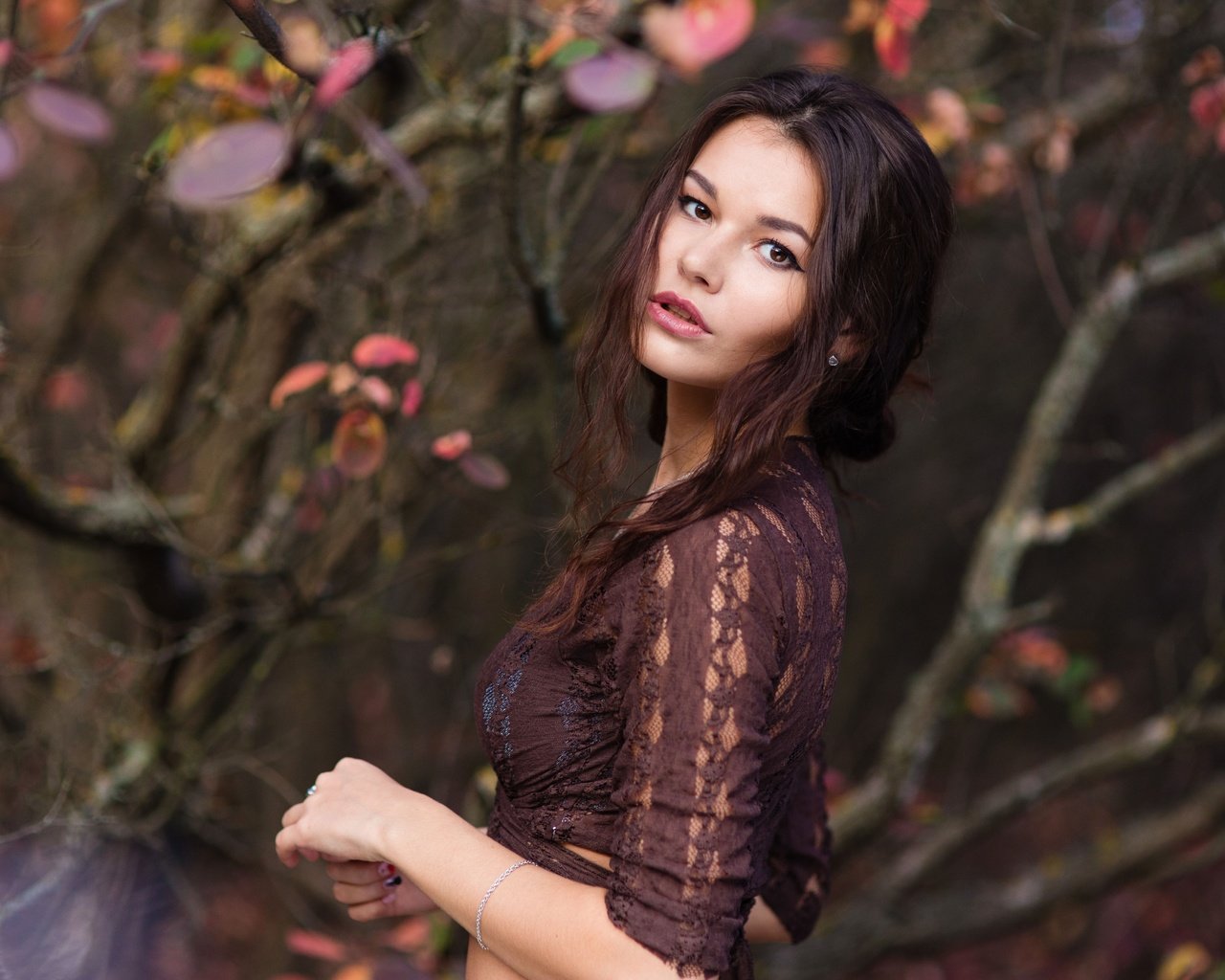 Обои природа, девушка, ветки, взгляд, осень, позирует, nature, girl, branches, look, autumn, posing разрешение 4686x3517 Загрузить