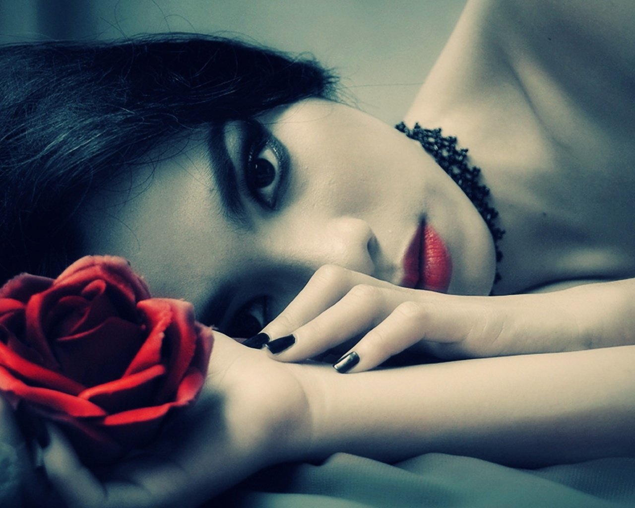 Обои девушка, маникюр, портрет, чокер, брюнетка, взгляд, модель, лицо, красная помада, красная роза, girl, manicure, portrait, choker, brunette, look, model, face, red lipstick, red rose разрешение 1920x1200 Загрузить