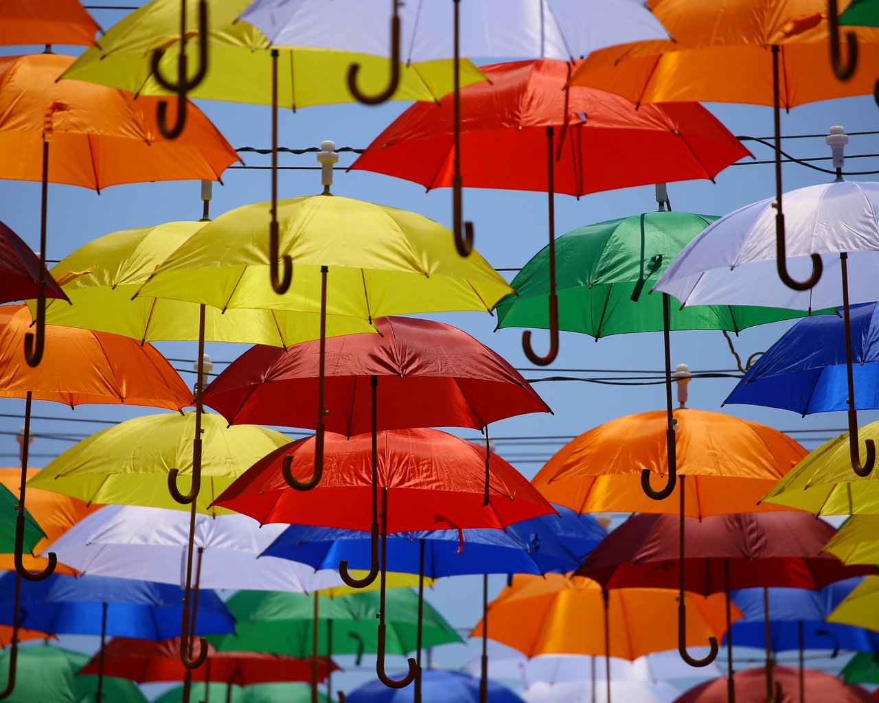 Обои разноцветные, яркие, зонты, зонтики, colorful, bright, umbrellas разрешение 3840x2560 Загрузить