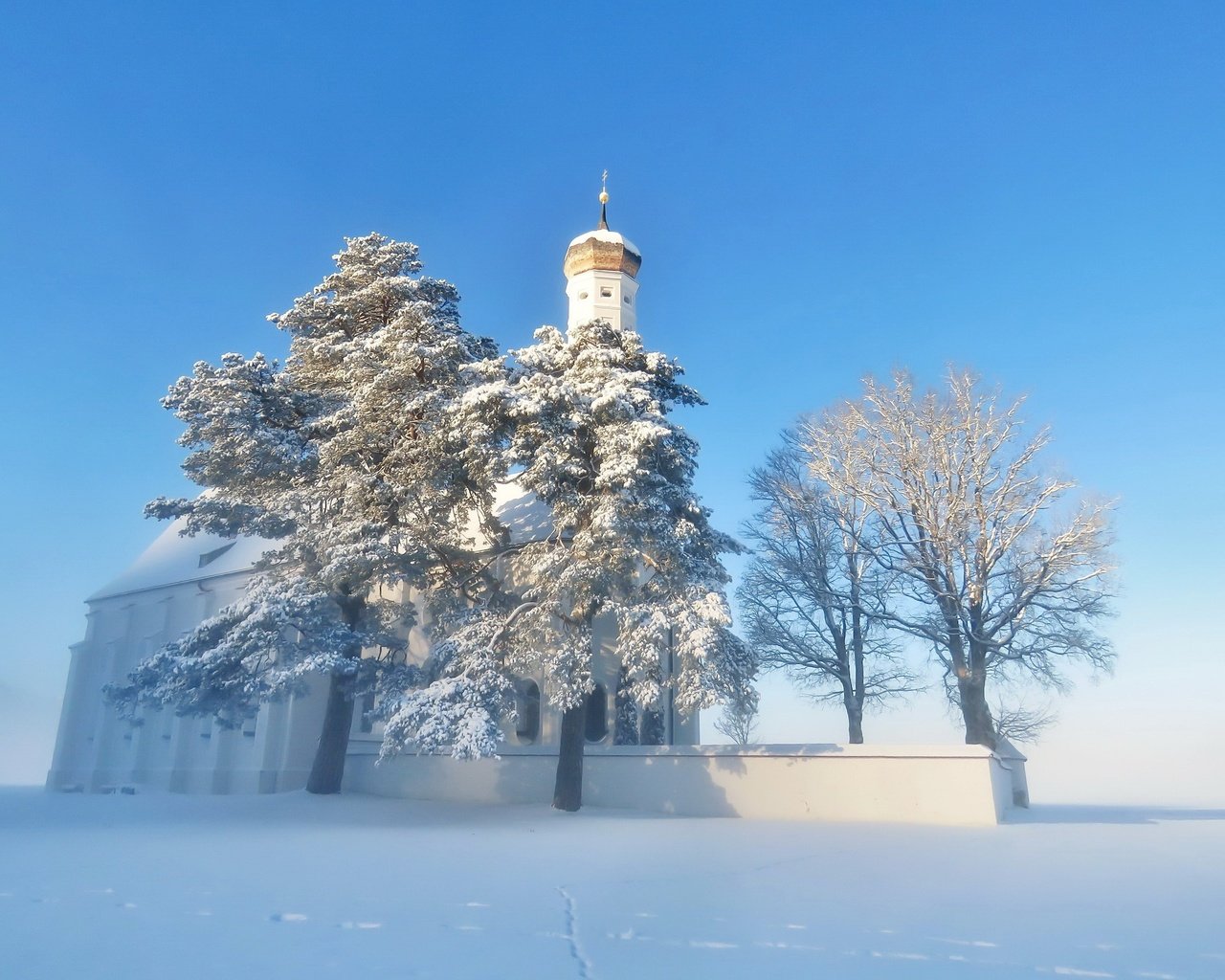 Обои небо, деревья, снег, храм, зима, туман, церковь, the sky, trees, snow, temple, winter, fog, church разрешение 2560x1600 Загрузить