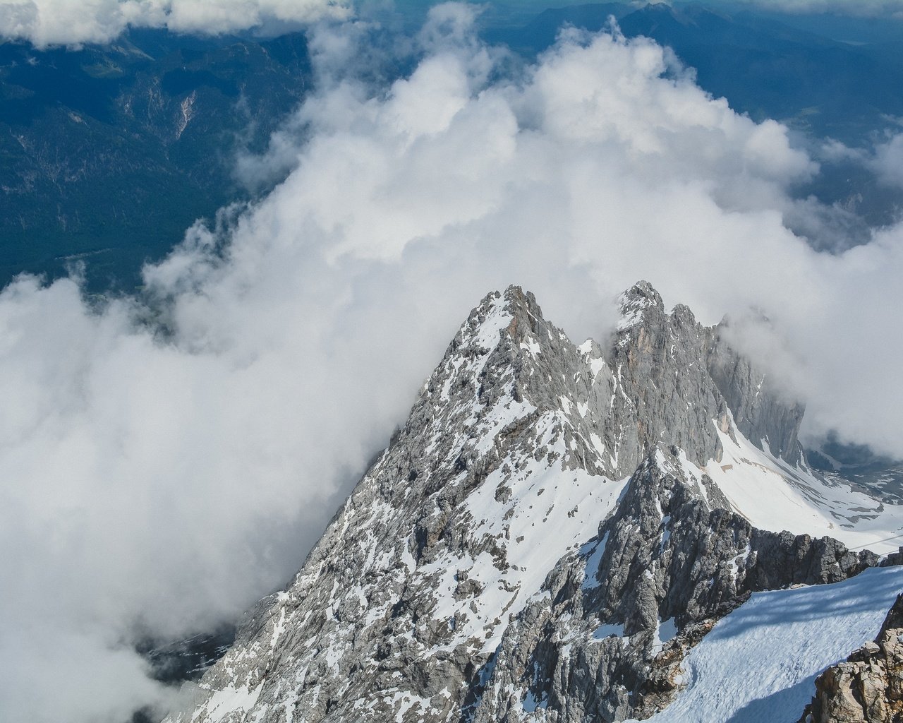 Обои облака, снег, зима, гора, альпы, вершина, горный хребет, clouds, snow, winter, mountain, alps, top, mountain range разрешение 4496x3000 Загрузить