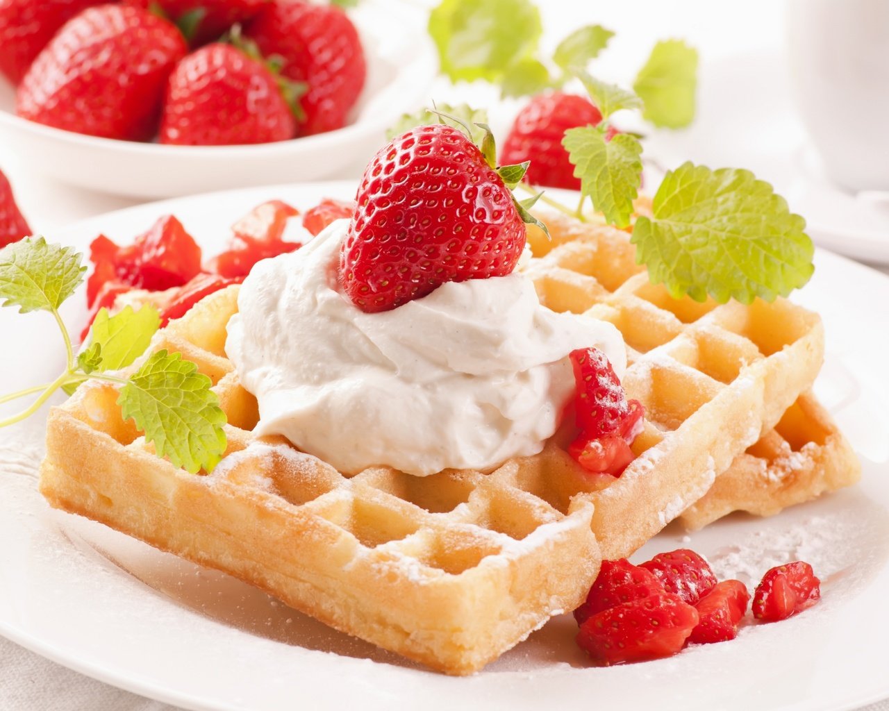 Обои мята, клубника, десерт, вафли, крем, mint, strawberry, dessert, waffles, cream разрешение 5140x3415 Загрузить