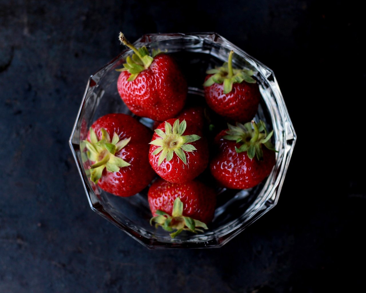 Обои клубника, черный фон, ягоды, спелая клубника, strawberry, black background, berries, ripe strawberries разрешение 4272x2848 Загрузить
