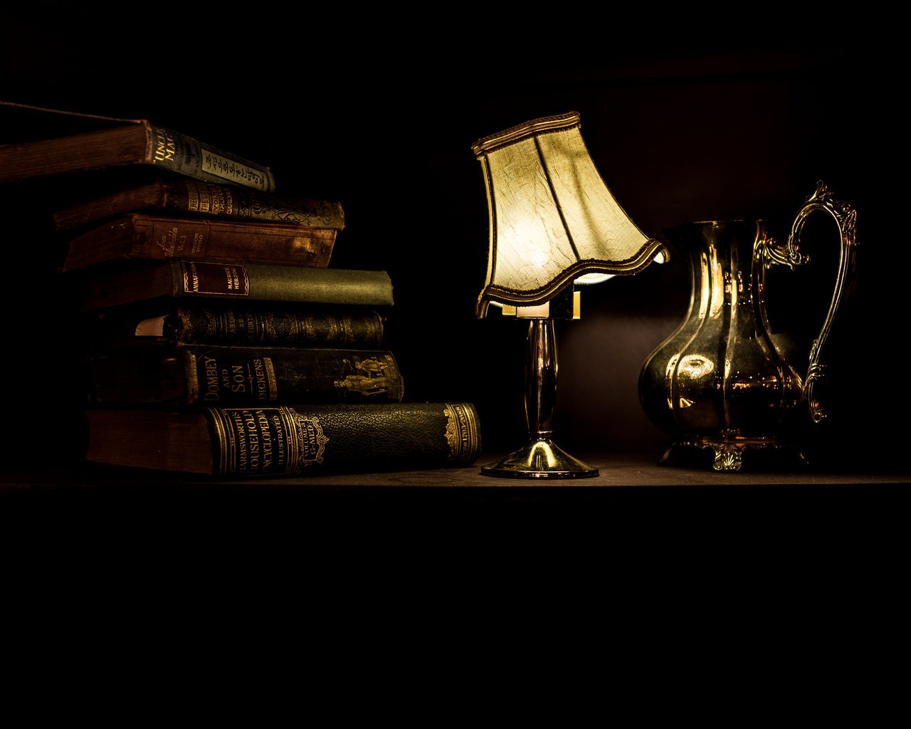 Обои свет, лампа, книги, черный фон, кувшин, light, lamp, books, black background, pitcher разрешение 5429x4016 Загрузить