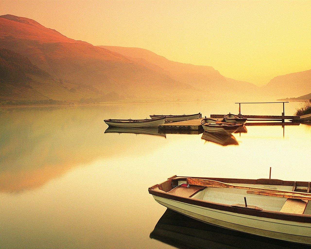 Обои вечер, горы, закат, отражение, лодки, горное озеро, the evening, mountains, sunset, reflection, boats, mountain lake разрешение 1920x1200 Загрузить